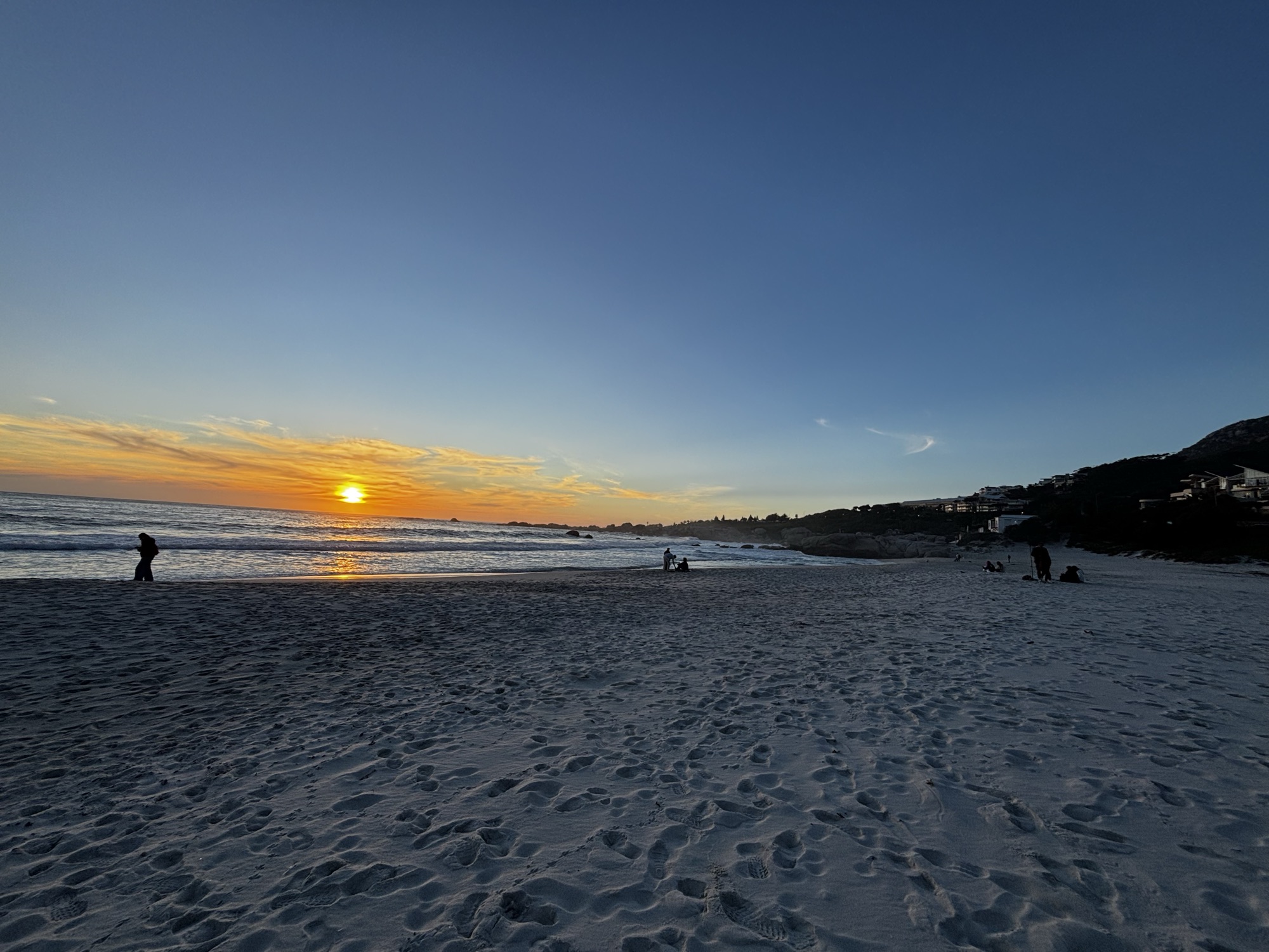 Atardecer en la playa de Camps Bay, Ciudad del Cabo