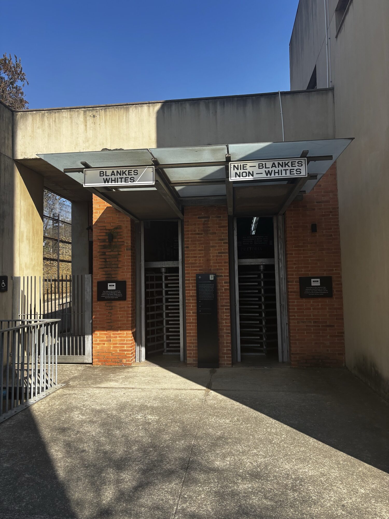Entrada del Museo del Apartheid en Johannesburgo