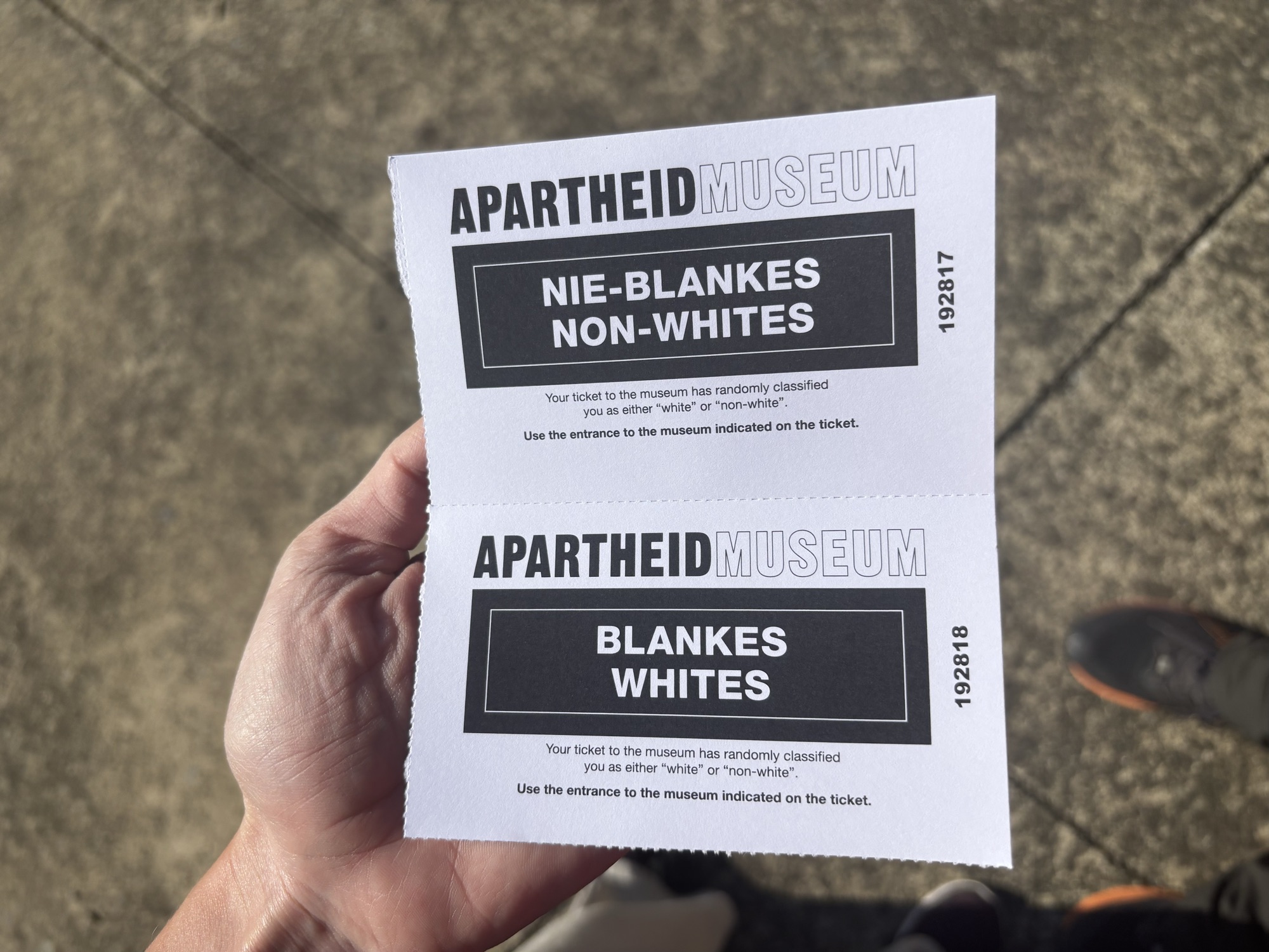 Entrada segregada 'blancos / no blancos' del Museo del Apartheid