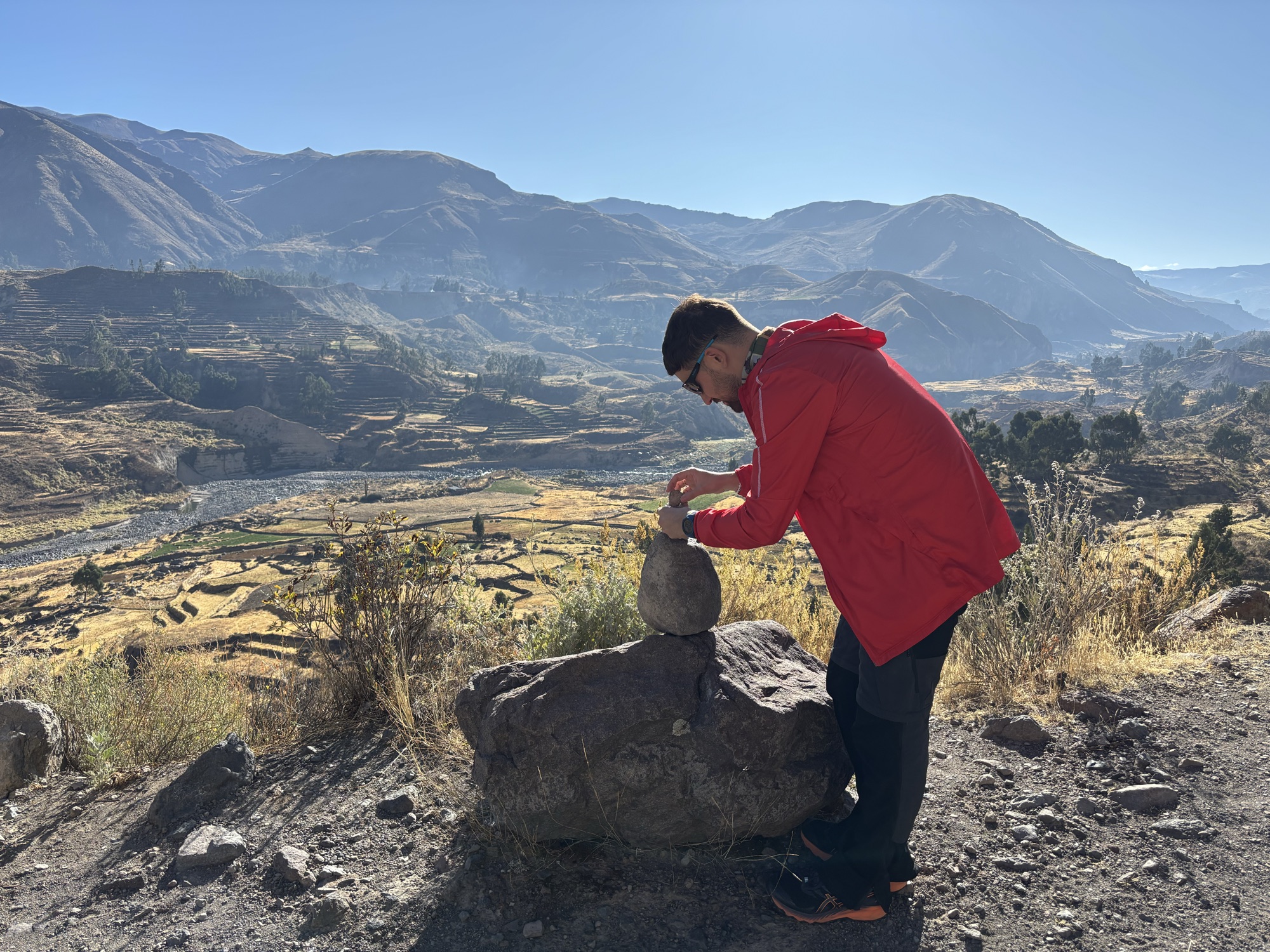 Pablo colocando piedras