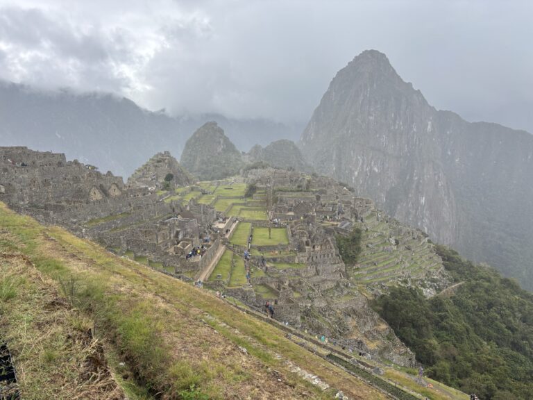 peru-portada-machupichu-un-poco-nublado