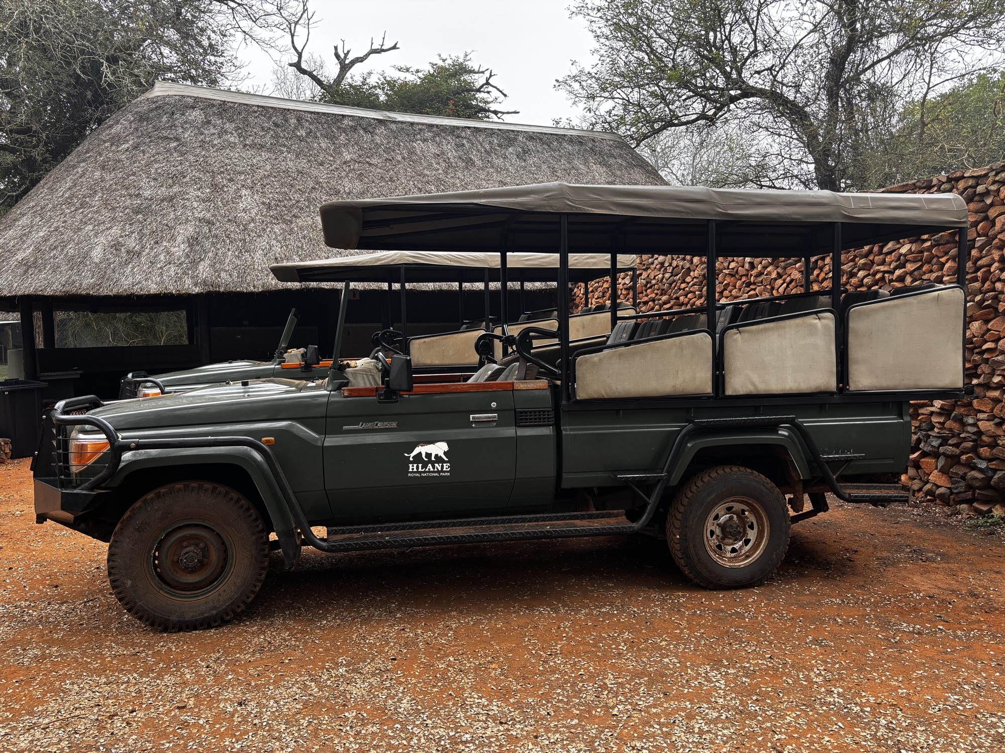 El vehículo del safari en Hlane Royal