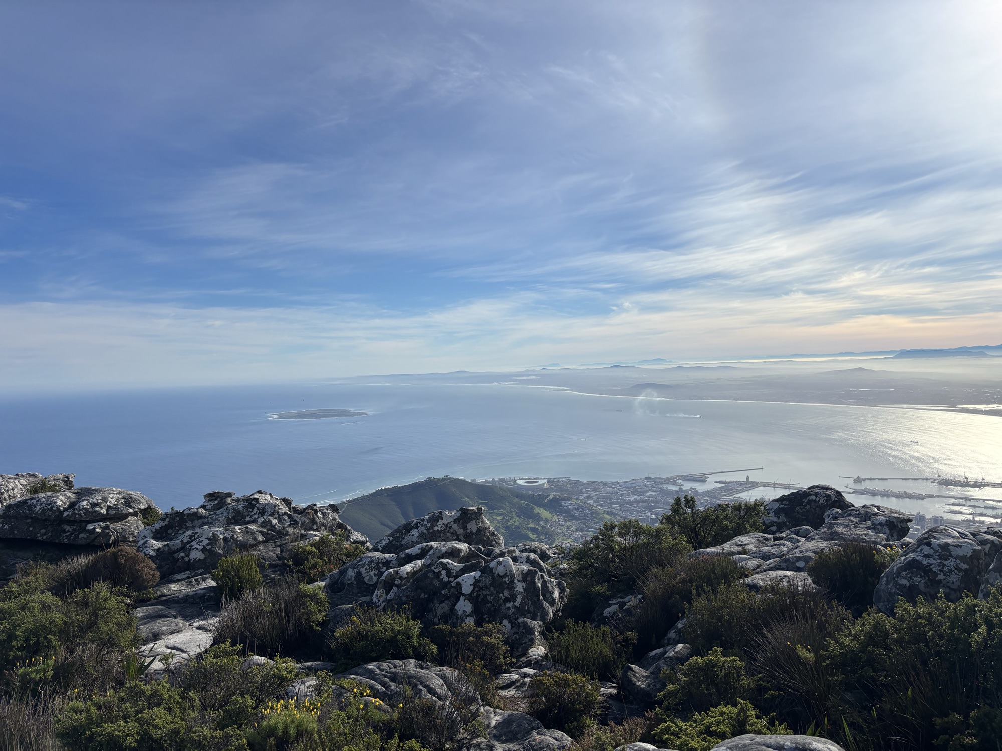 Vistas de la isla de Robben (la prisión de Mandela) desde Table Mountain