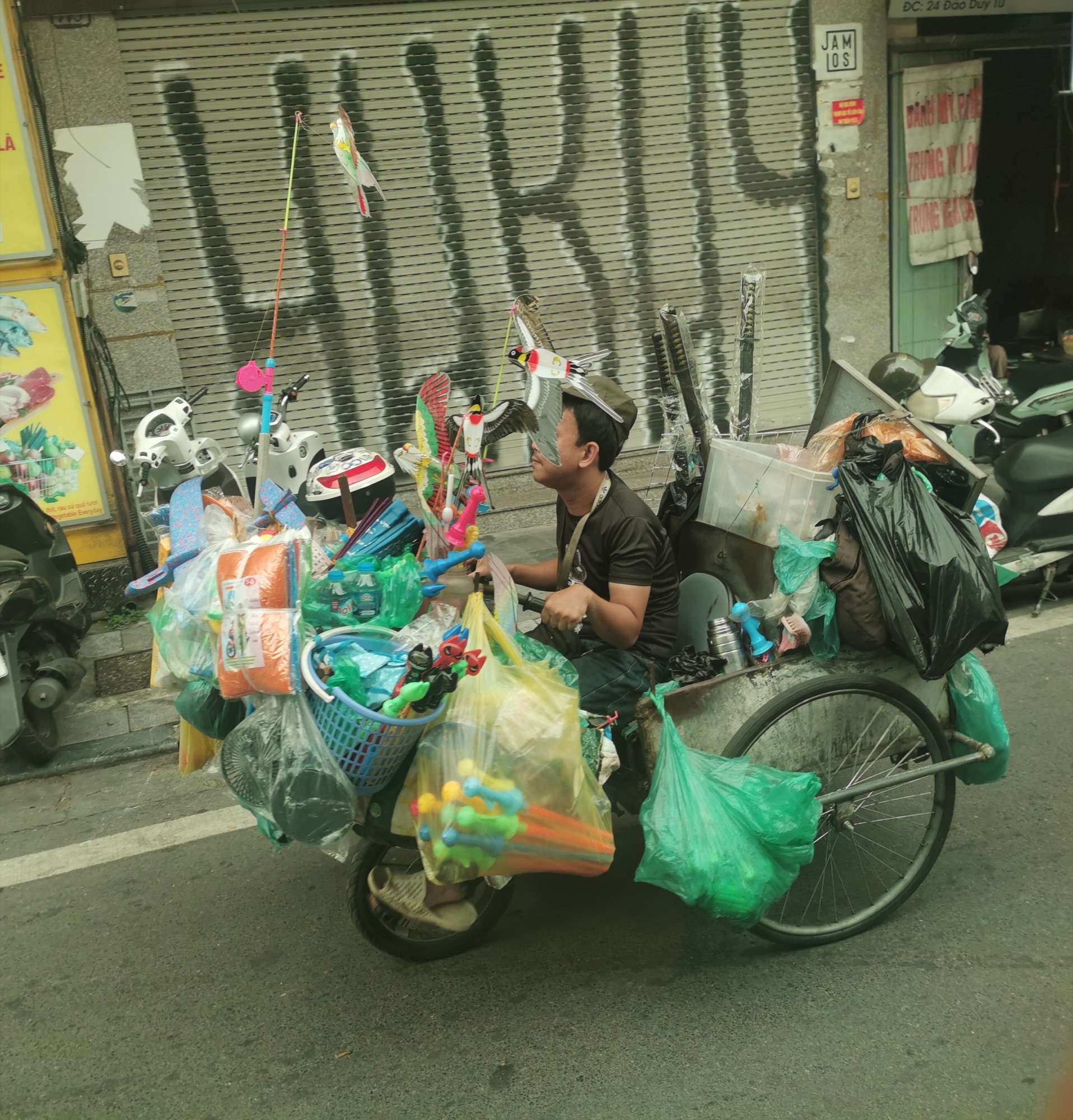 Hombre en bici con todo lleno de cosas