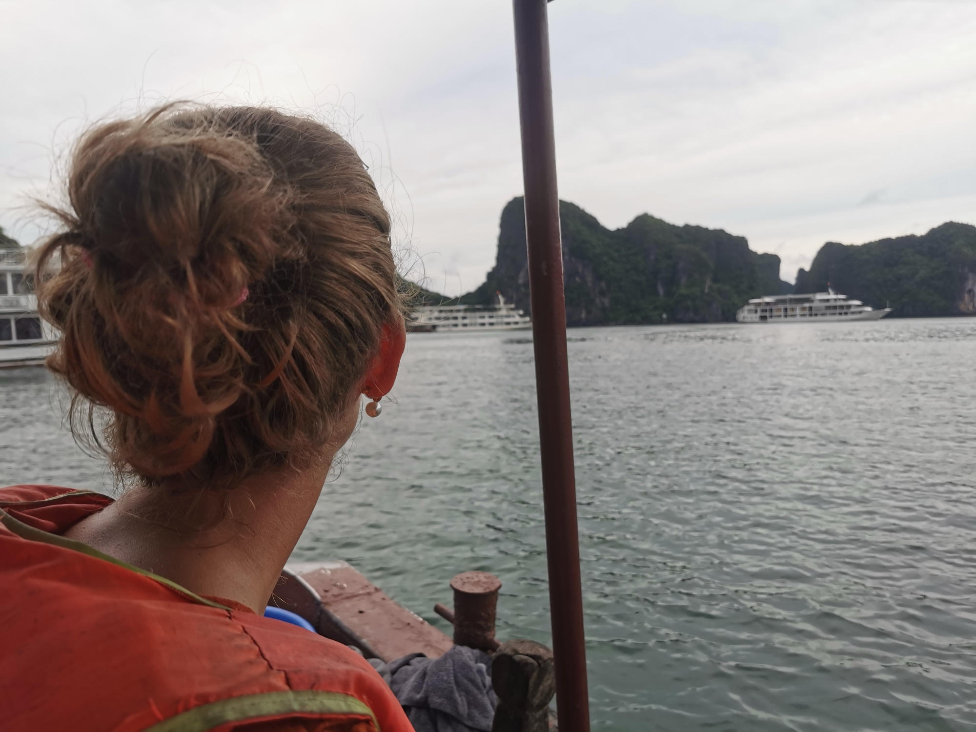 Laura mirando desde el barco