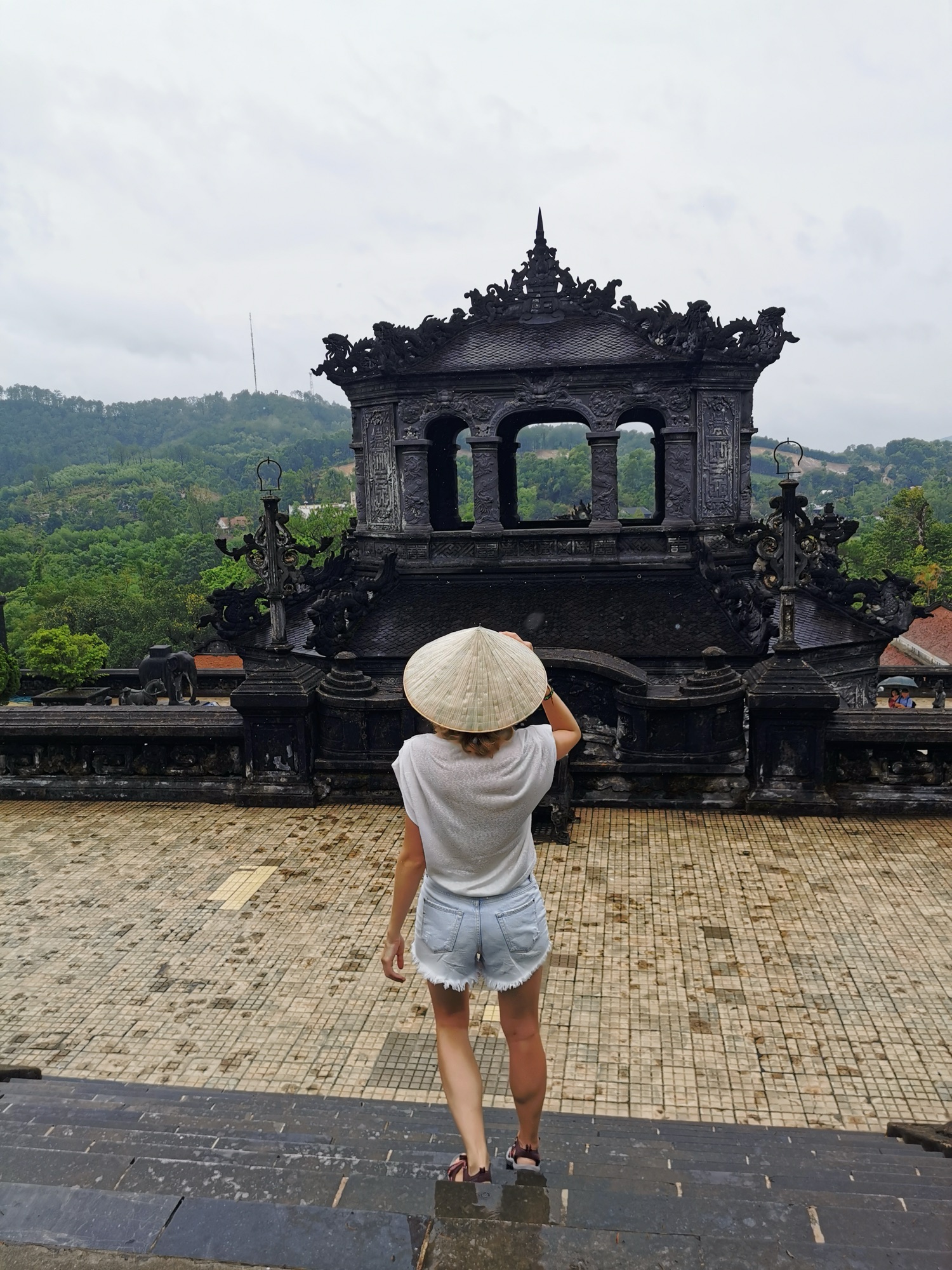 Laura tumba del emperador khải định
