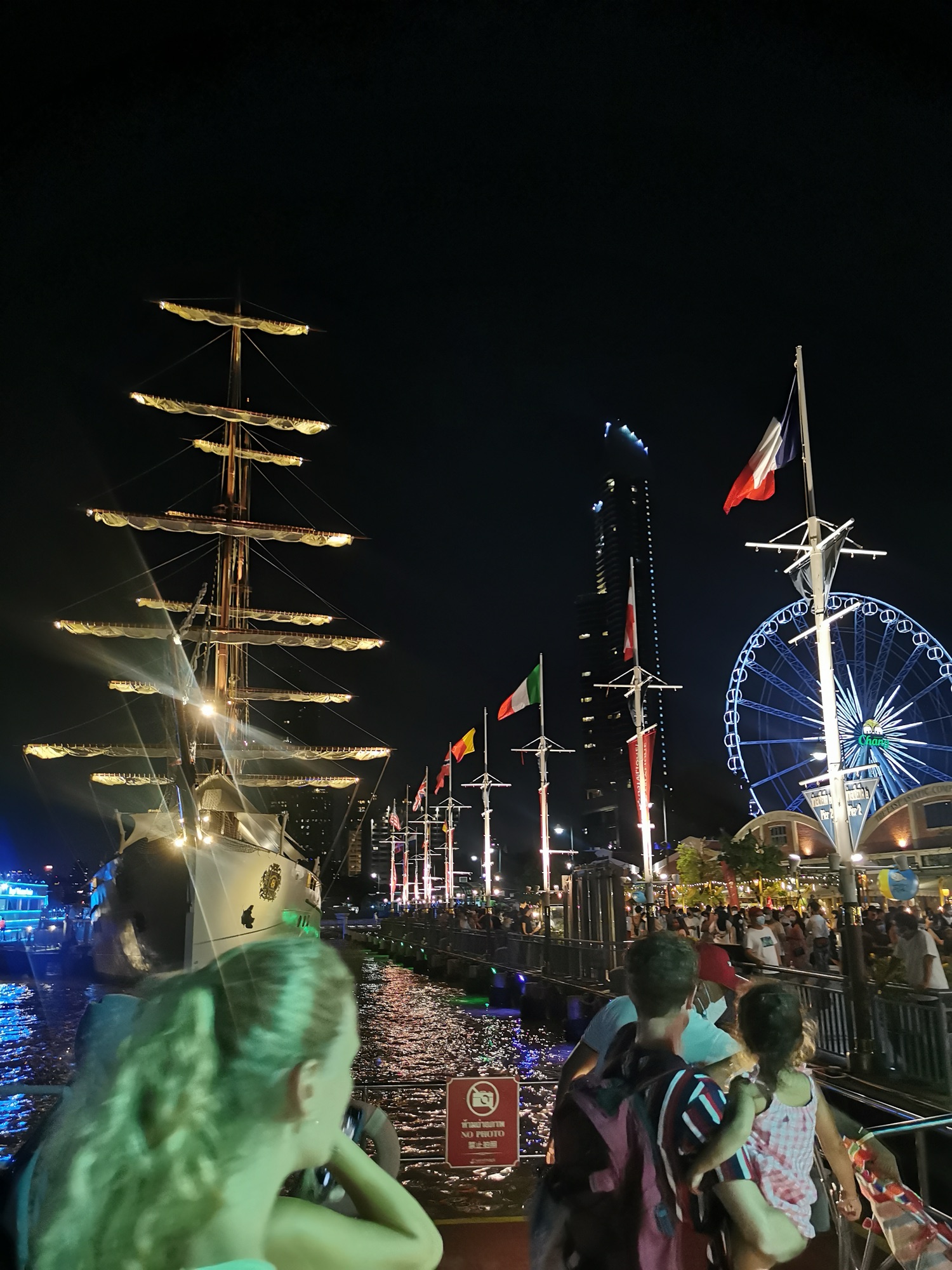 Barco antiguo y la noria iluminada de Asiatique The Riverfront, en Bangkok
