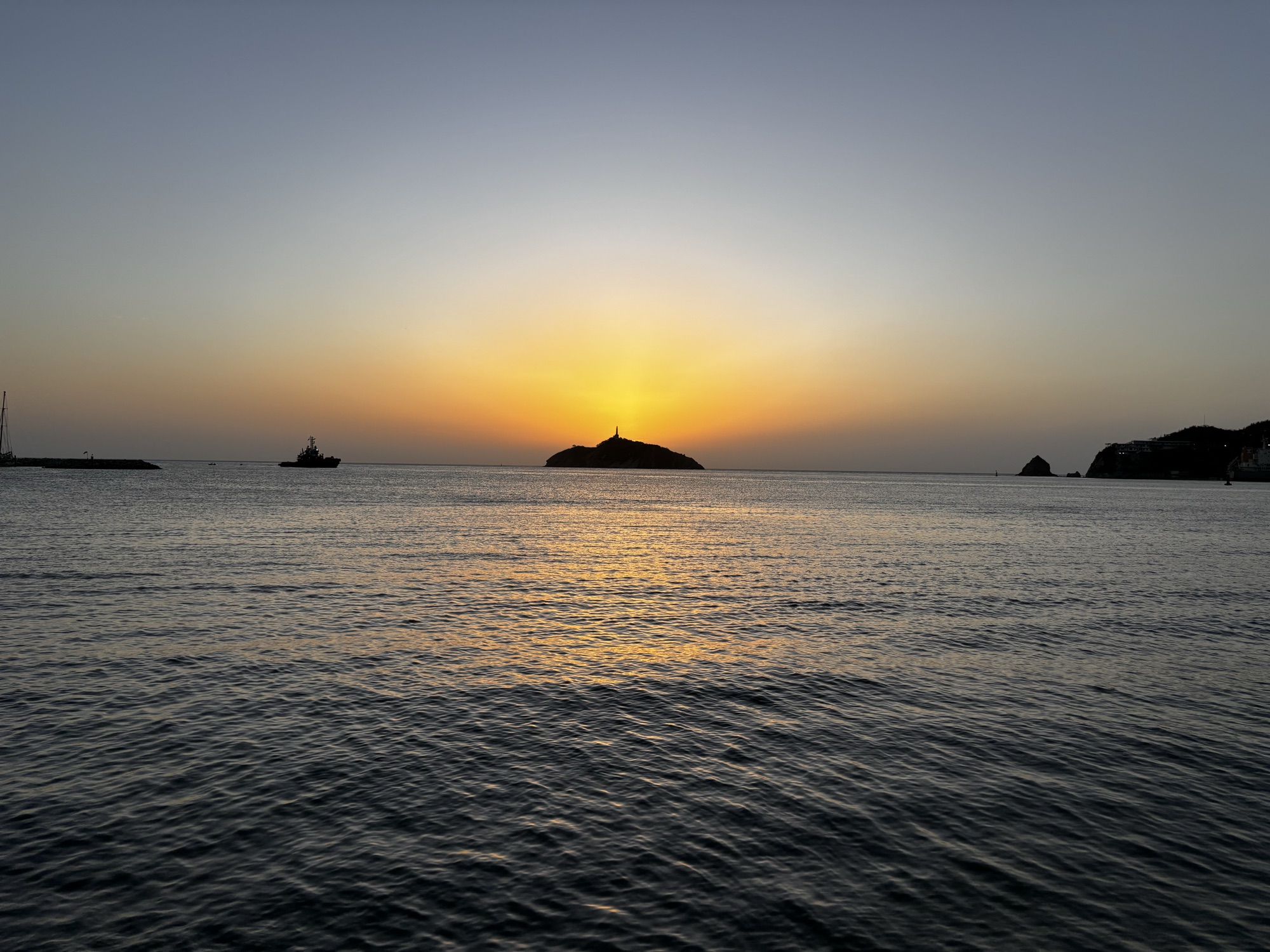Atardecer sobre la bahía de Santa Marta con el islote de El Morro desde el Malecón