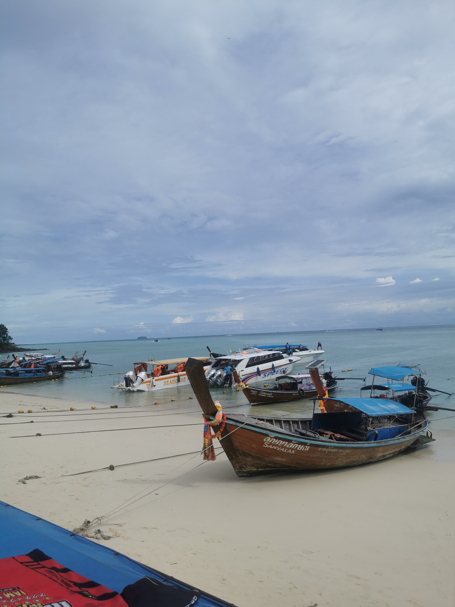 Barcas long-tail varadas en la playa de Tonsai, en Koh Phi Phi