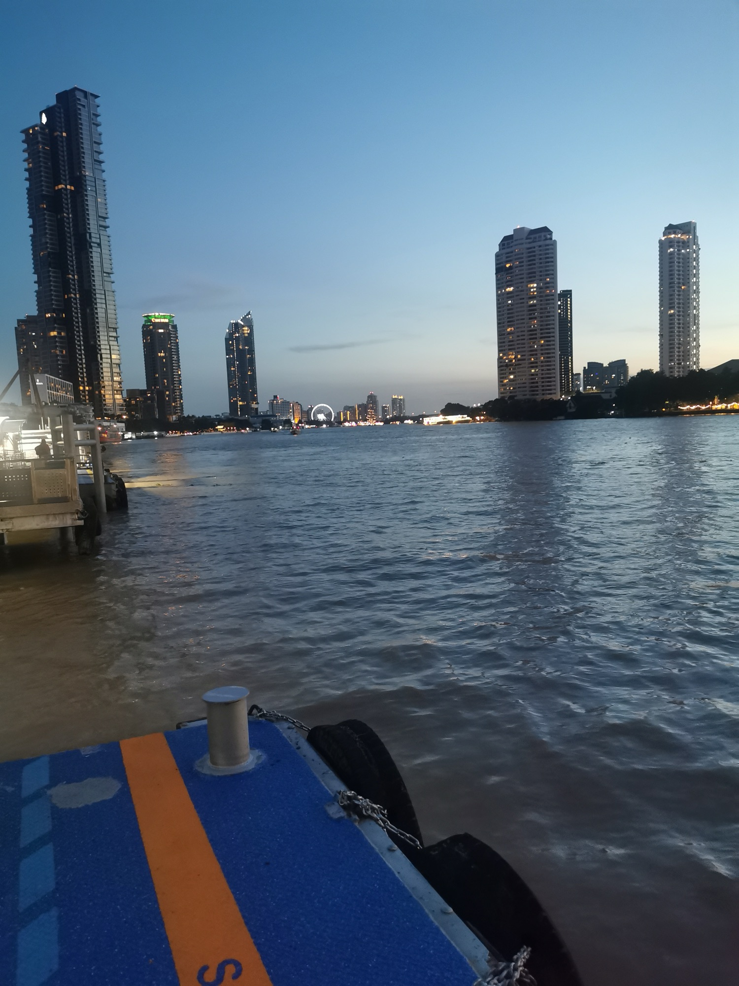Rascacielos de Bangkok al atardecer desde el barco por el río Chao Phraya