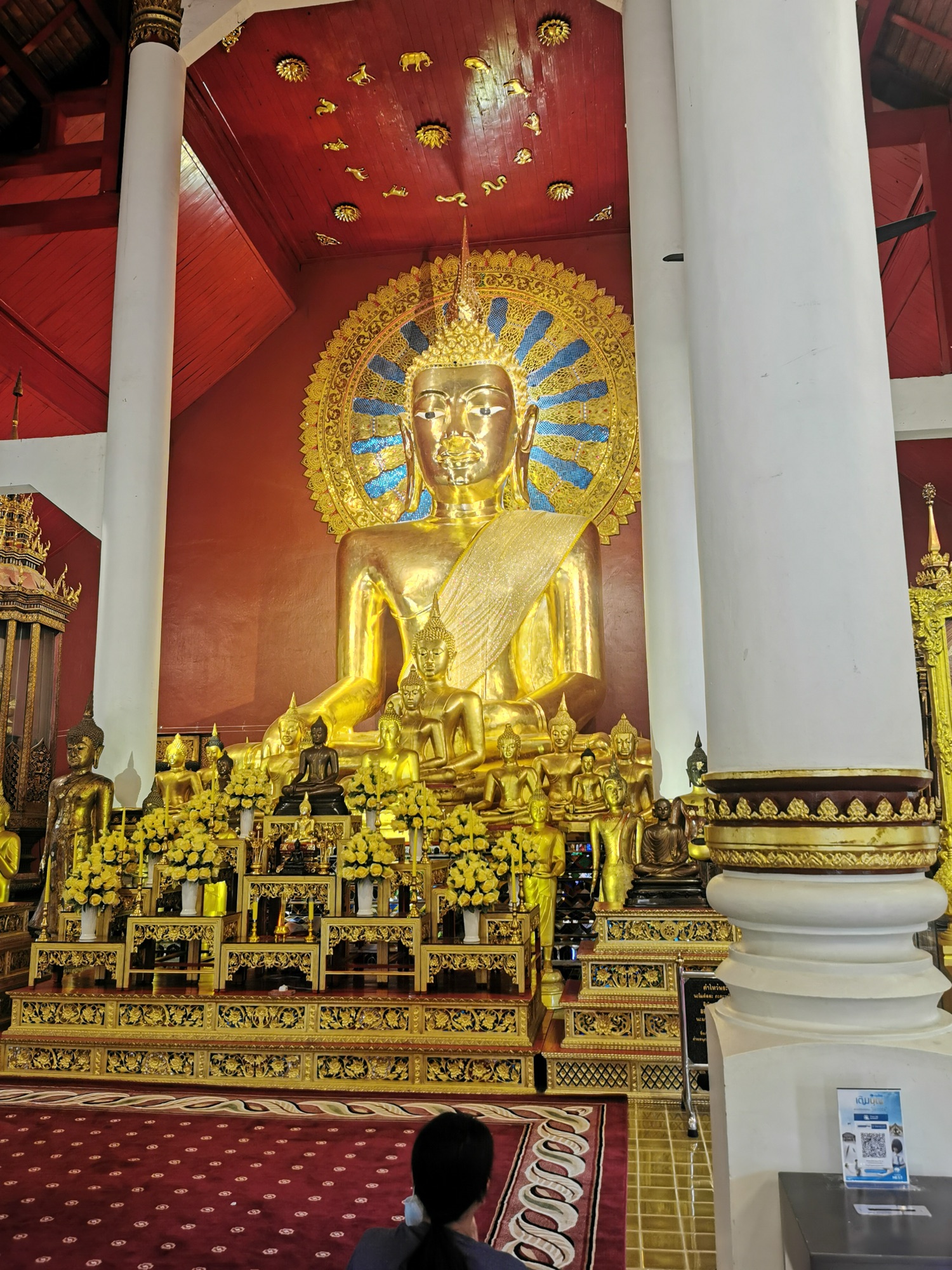 Buda dorado en el interior del Wat Phra Singh, en Chiang Mai