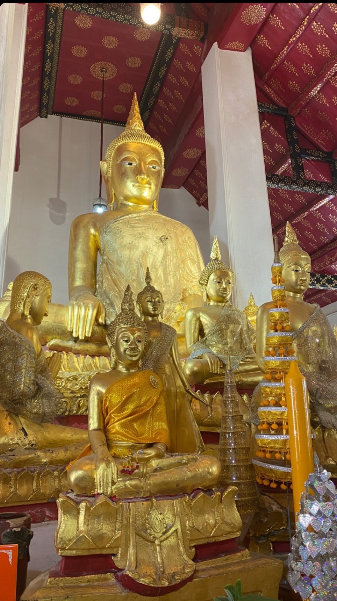 Budas dorados sentados en el interior de un templo de Bangkok