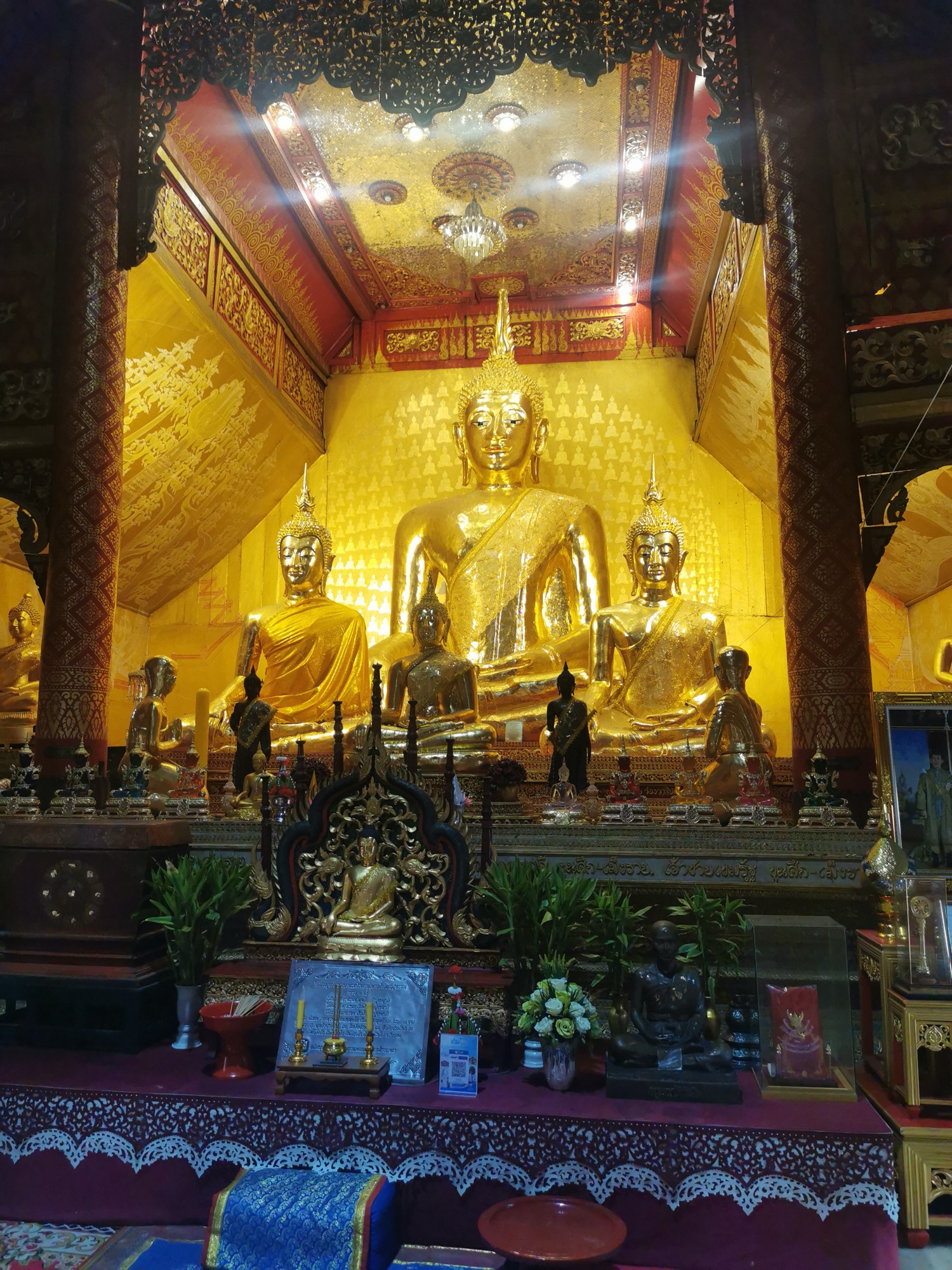 Sala con budas dorados en un templo del casco antiguo de Chiang Mai
