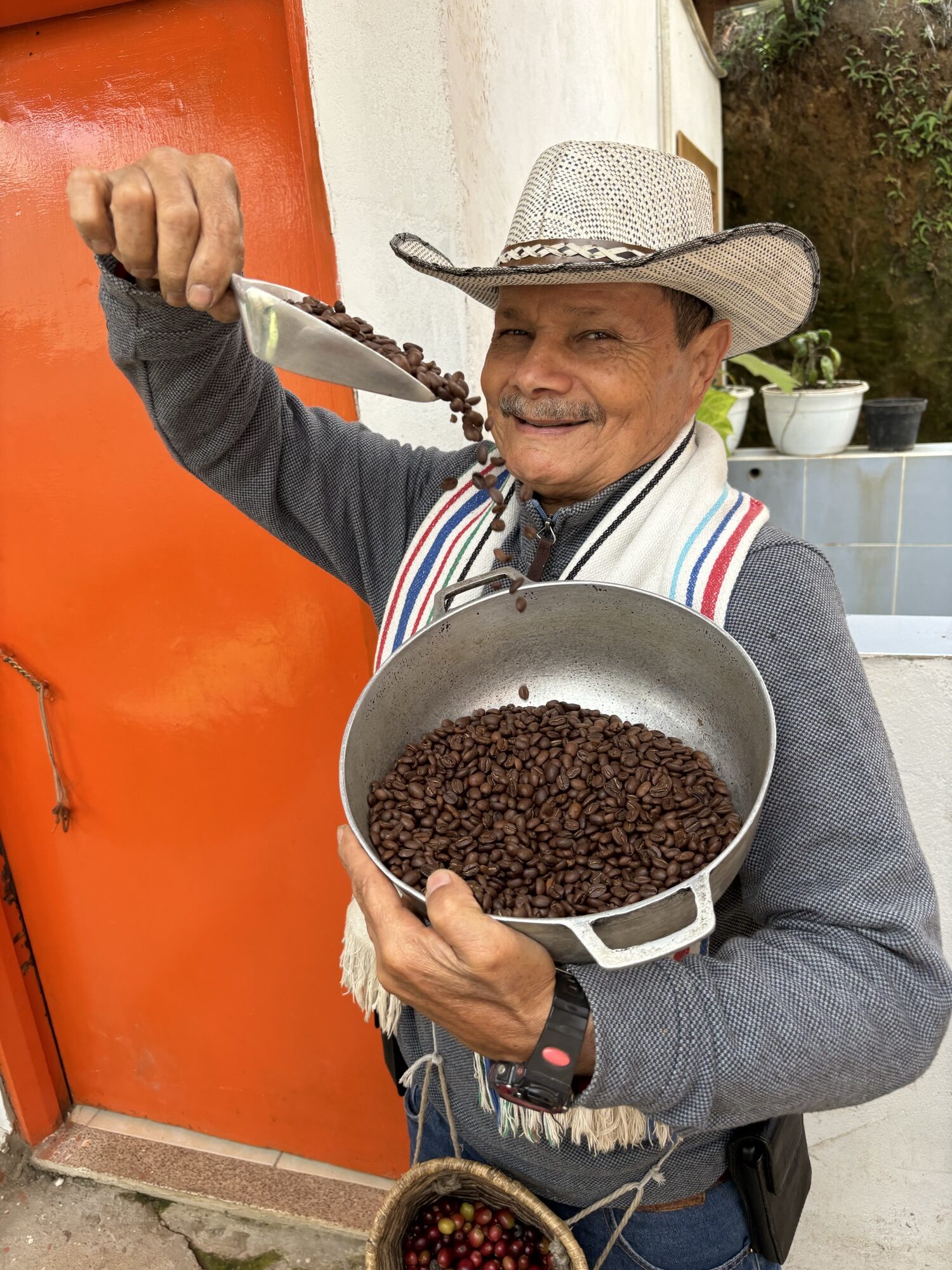 Caficultor mostrando granos de café tostado durante el tour de la Finca Don Elías