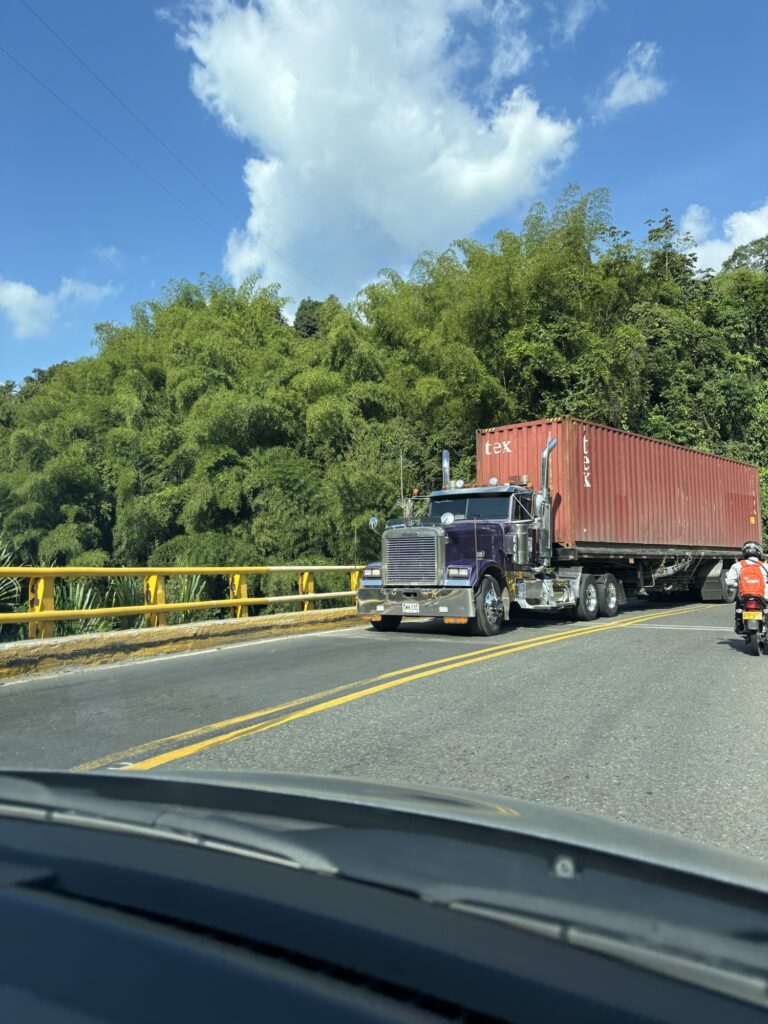 Camión cruzando el Puente Balboa en la carretera hacia el Quindío, visto desde nuestro coche de alquiler en Colombia