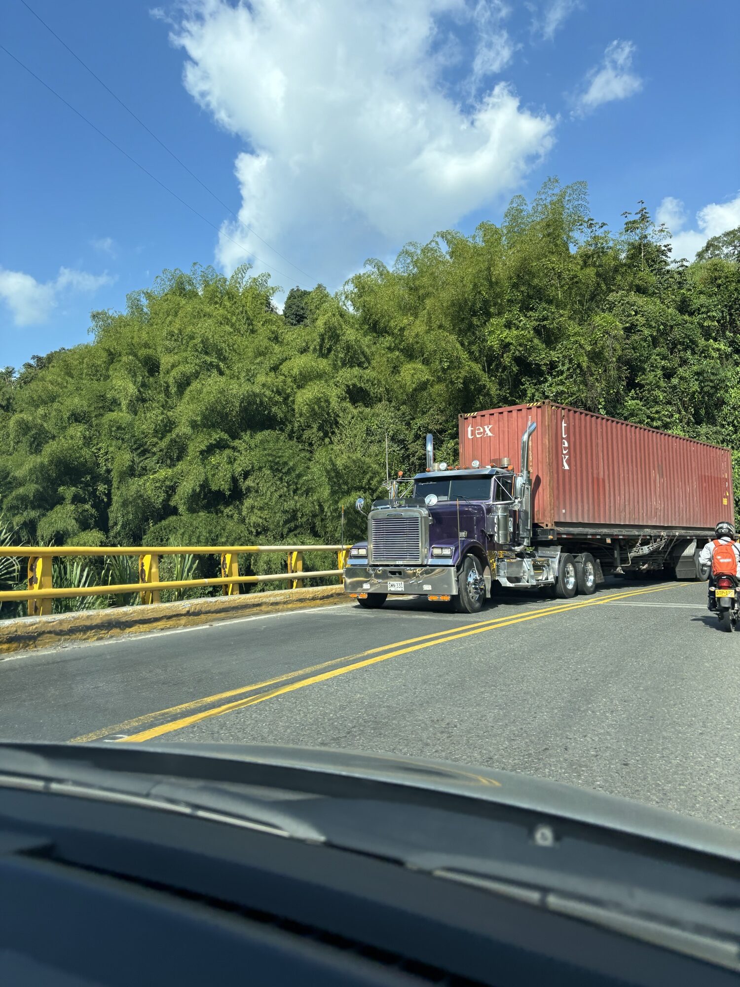 Camión cruzando el Puente Balboa en la carretera hacia el Quindío, entre guaduales