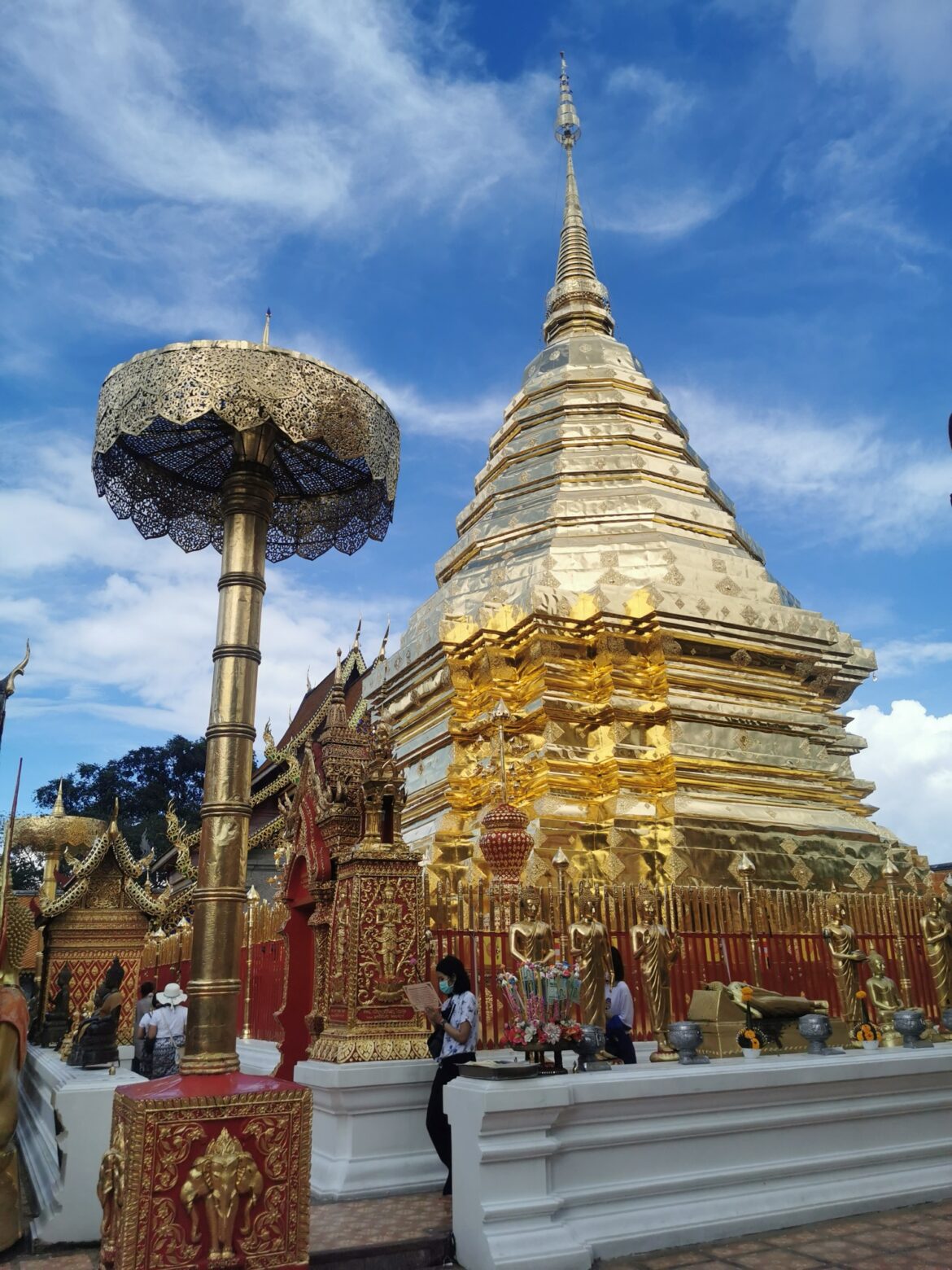 El chedi dorado del Wat Phra That Doi Suthep bajo un cielo azul
