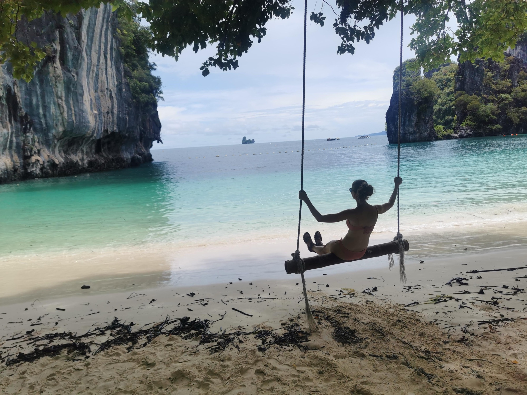 Columpio sobre la arena de una playa de aguas turquesa durante la excursión a Koh Hong