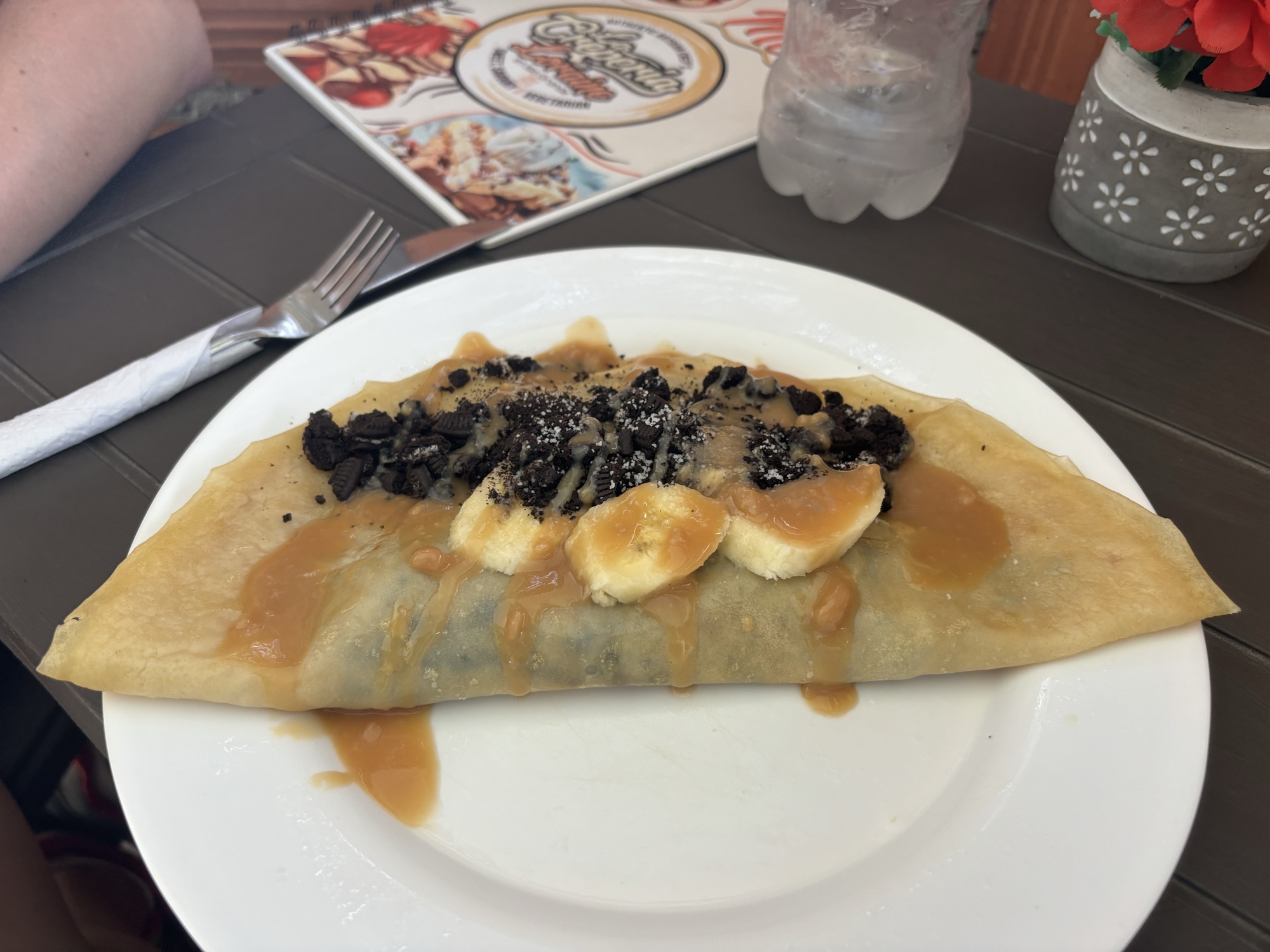 Crepe de plátano con chocolate y galleta en un restaurante de Isla Grande