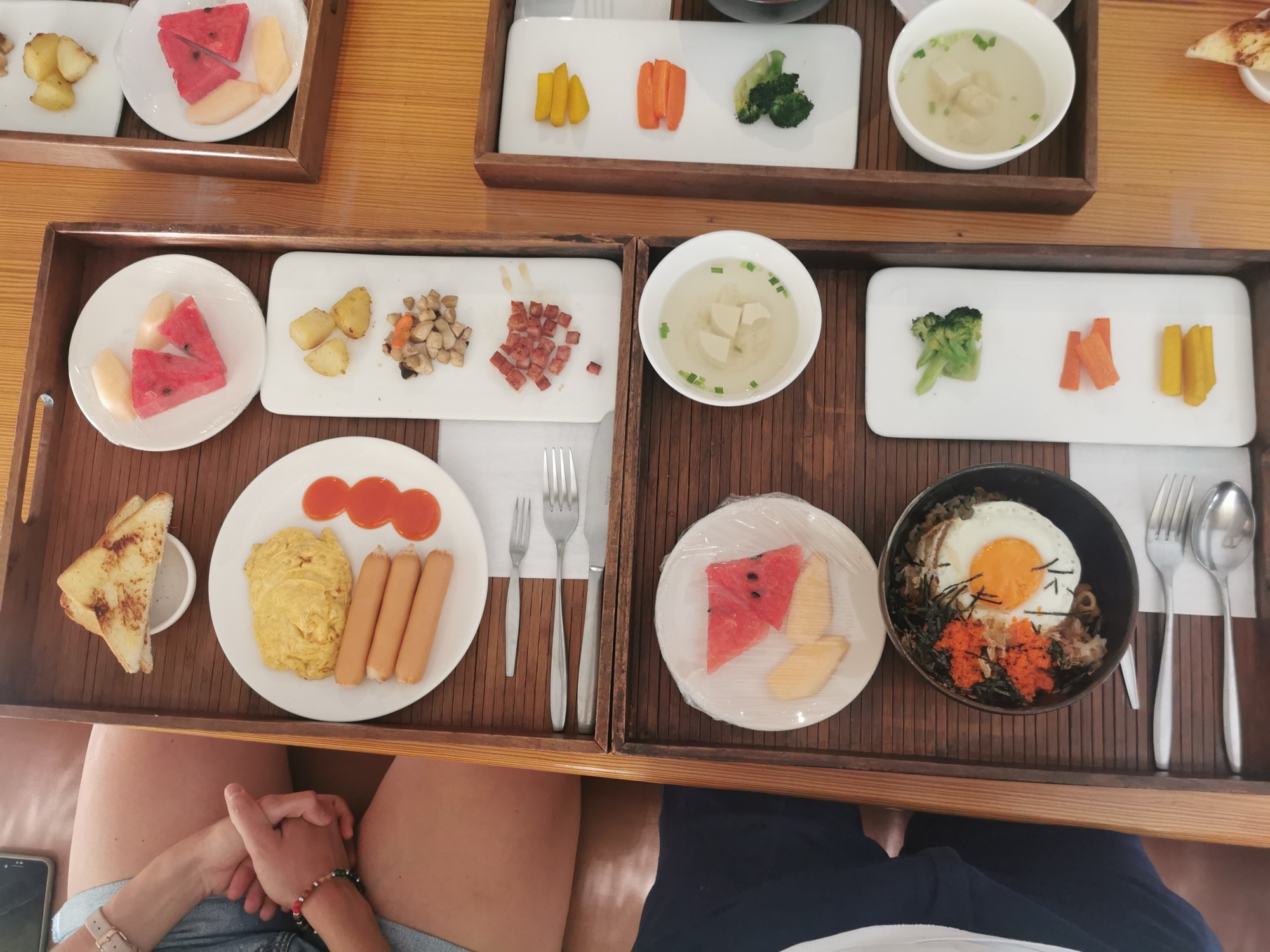 Desayuno tailandés en bandejas en el hotel de Bangkok