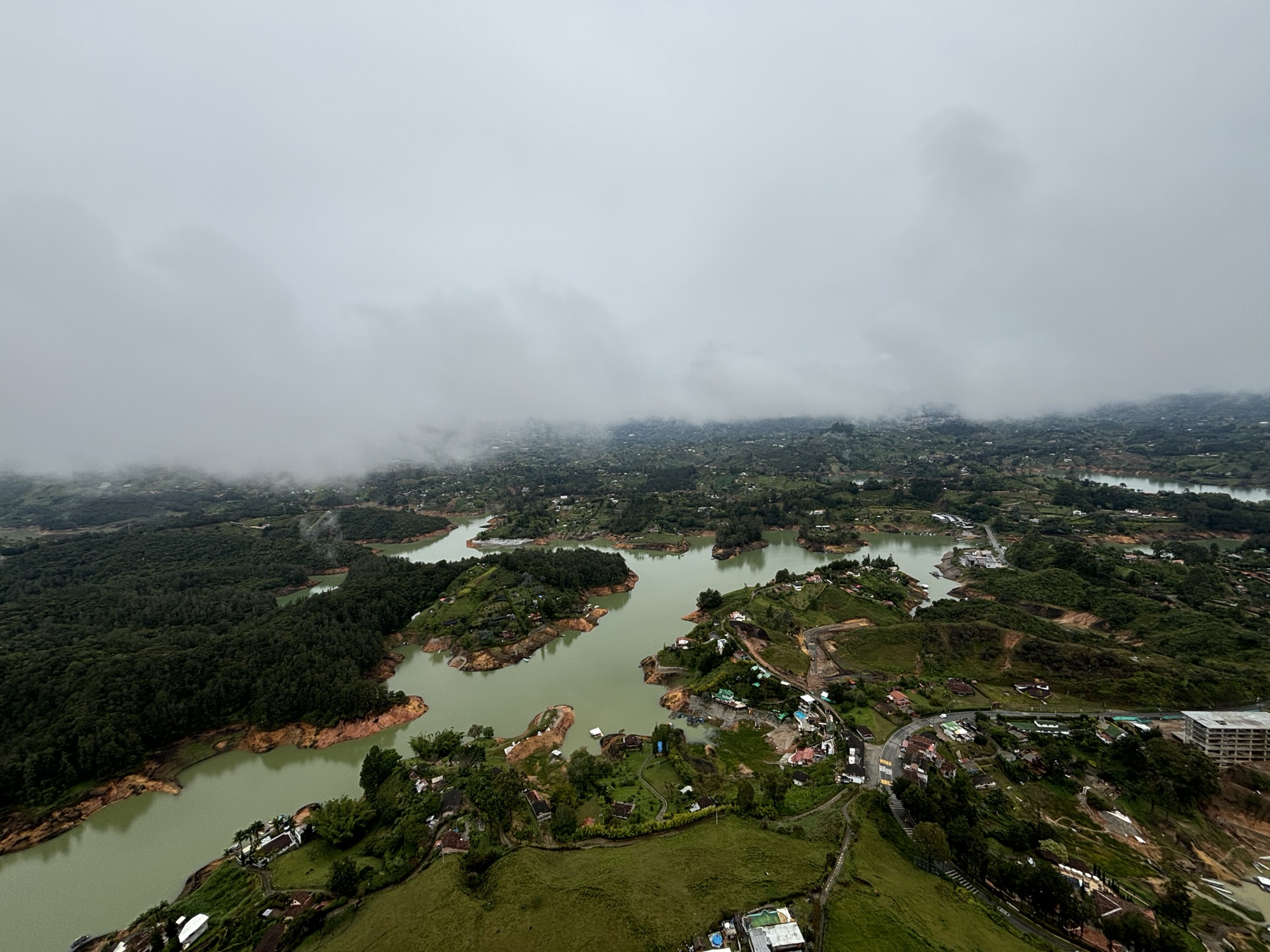 Vista aérea del embalse de Guatapé y sus islas verdes desde la cima de la Piedra del Peñol