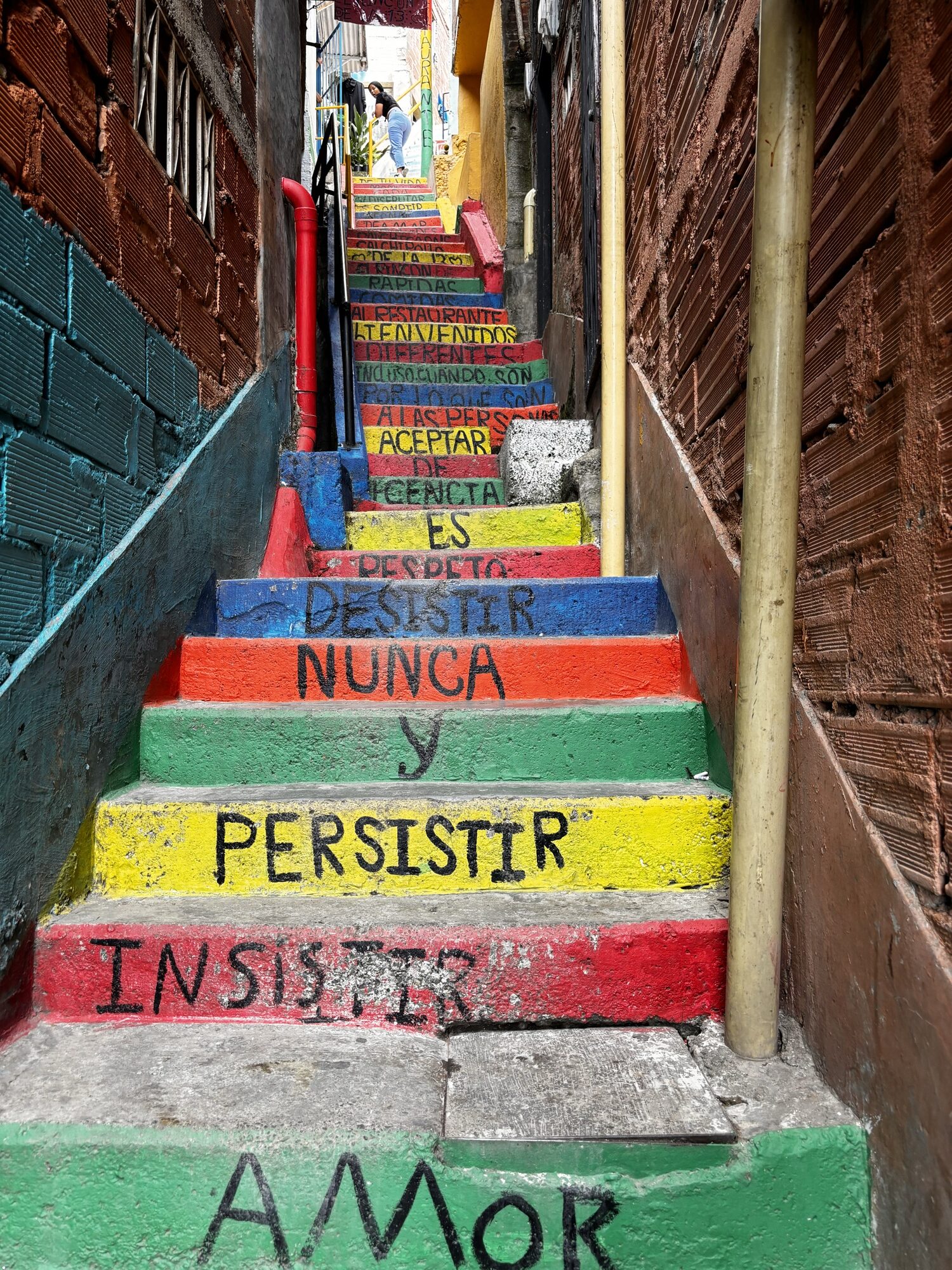 Escalera pintada con las palabras amor, insistir, persistir y nunca desistir en la Comuna 13