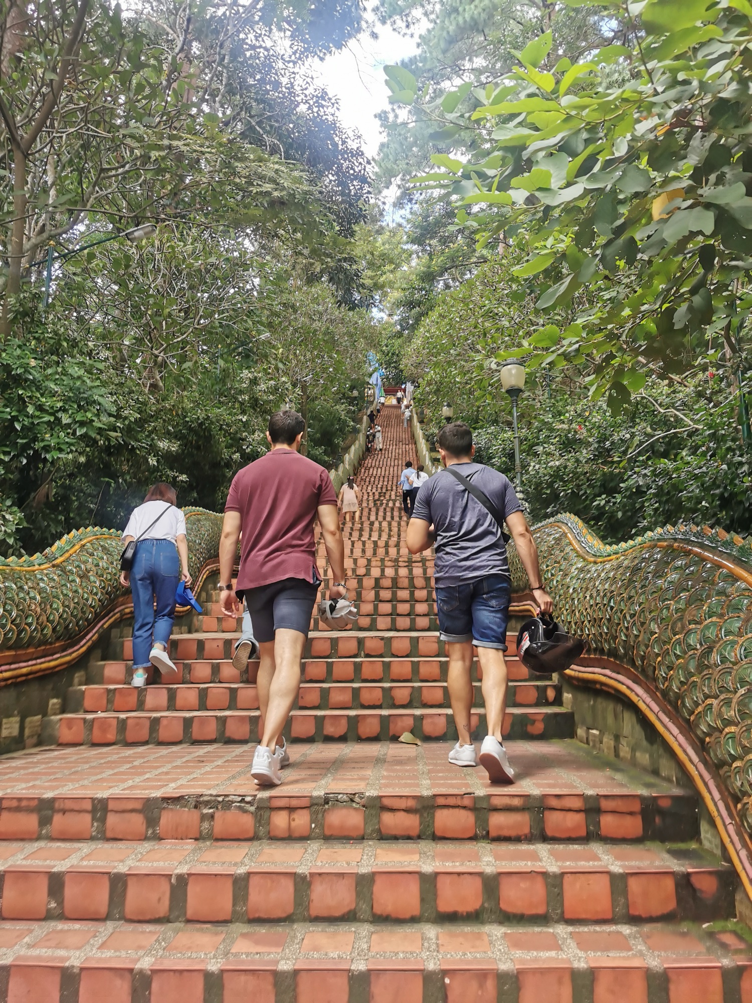 Escalinata con serpientes naga que sube al templo de Doi Suthep
