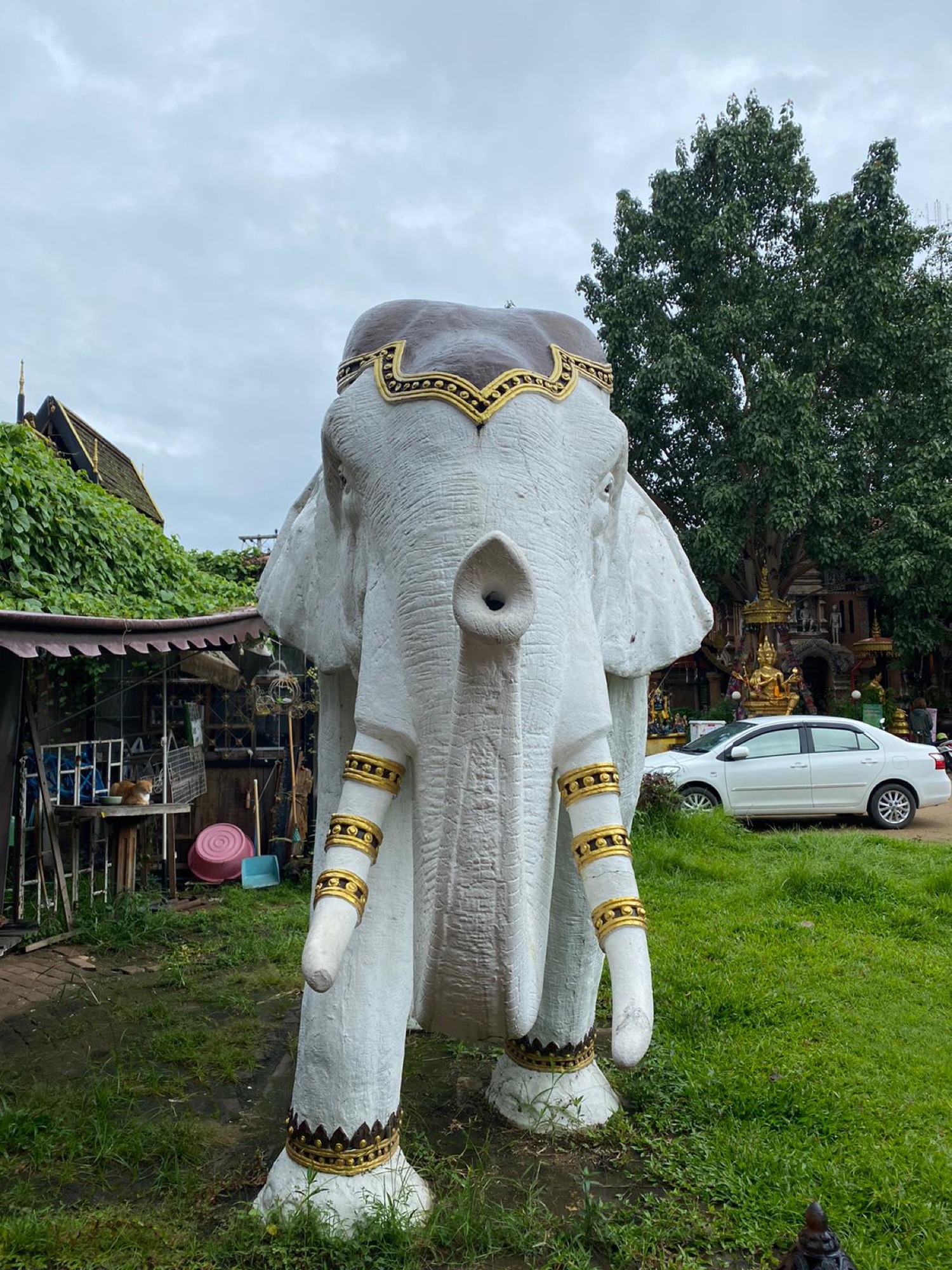 Estatua de un elefante blanco decorado junto a un templo de Chiang Mai