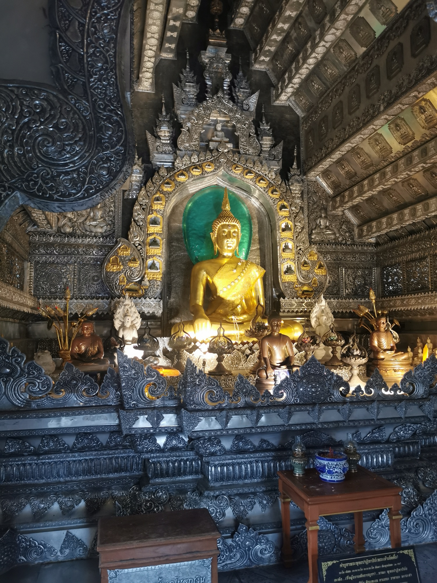 Buda dorado en el interior plateado del Wat Sri Suphan, en Chiang Mai