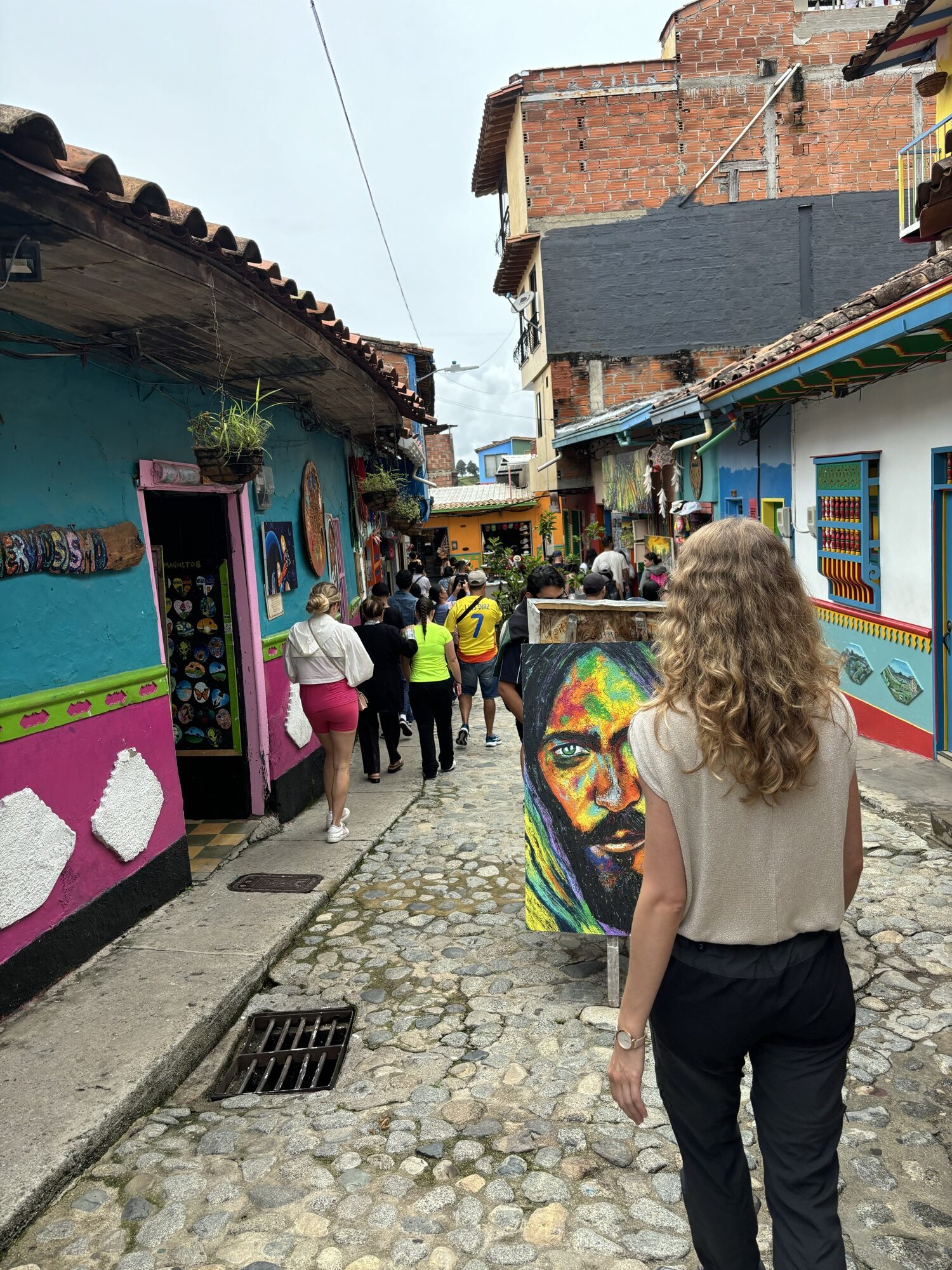 Laura paseando por la Calle de los Recuerdos de Guatapé entre murales y fachadas de colores