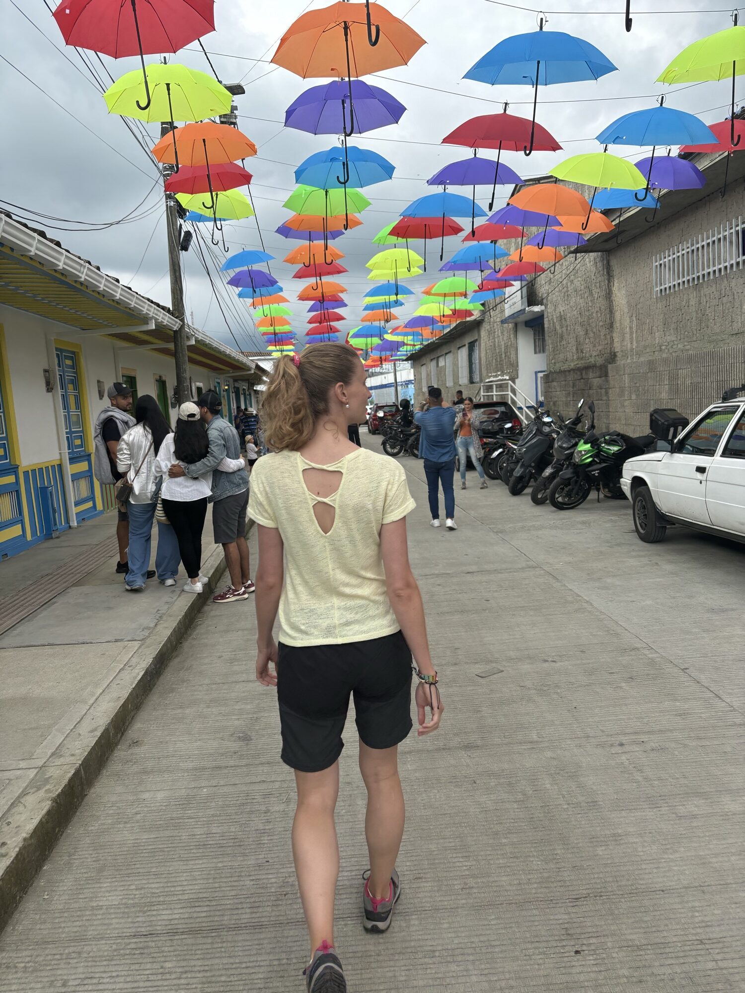 Laura paseando bajo la calle de los paraguas de colores de Filandia