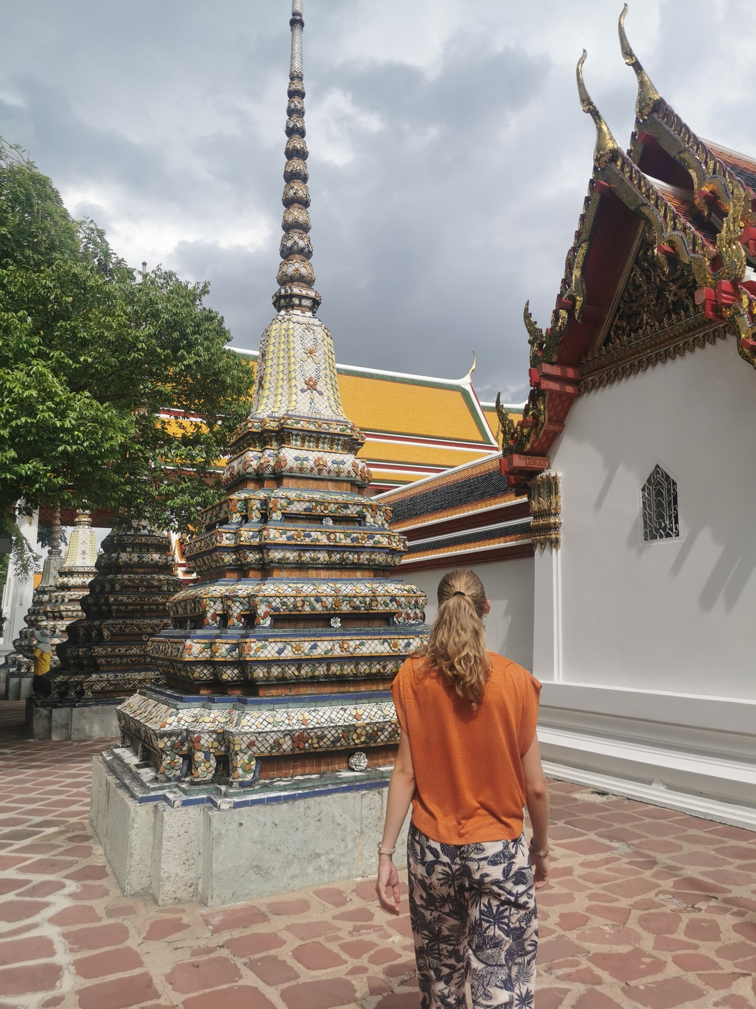 Laura paseando entre las estupas decoradas del Wat Pho, en Bangkok