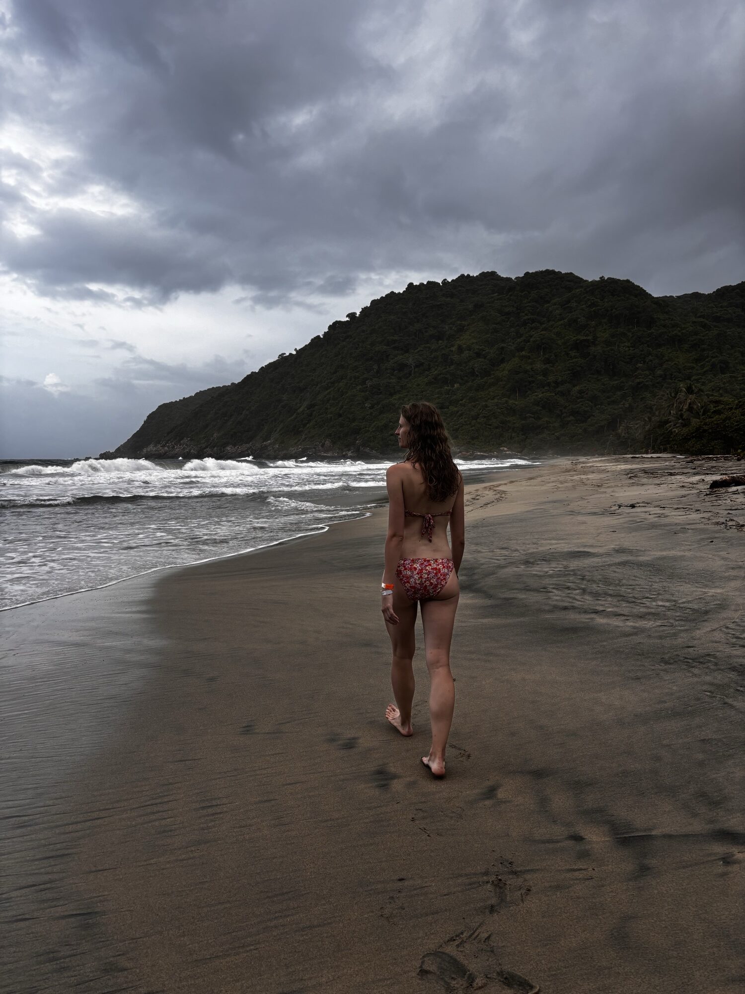 Laura caminando por la orilla de Playa Brava en el Parque Tayrona