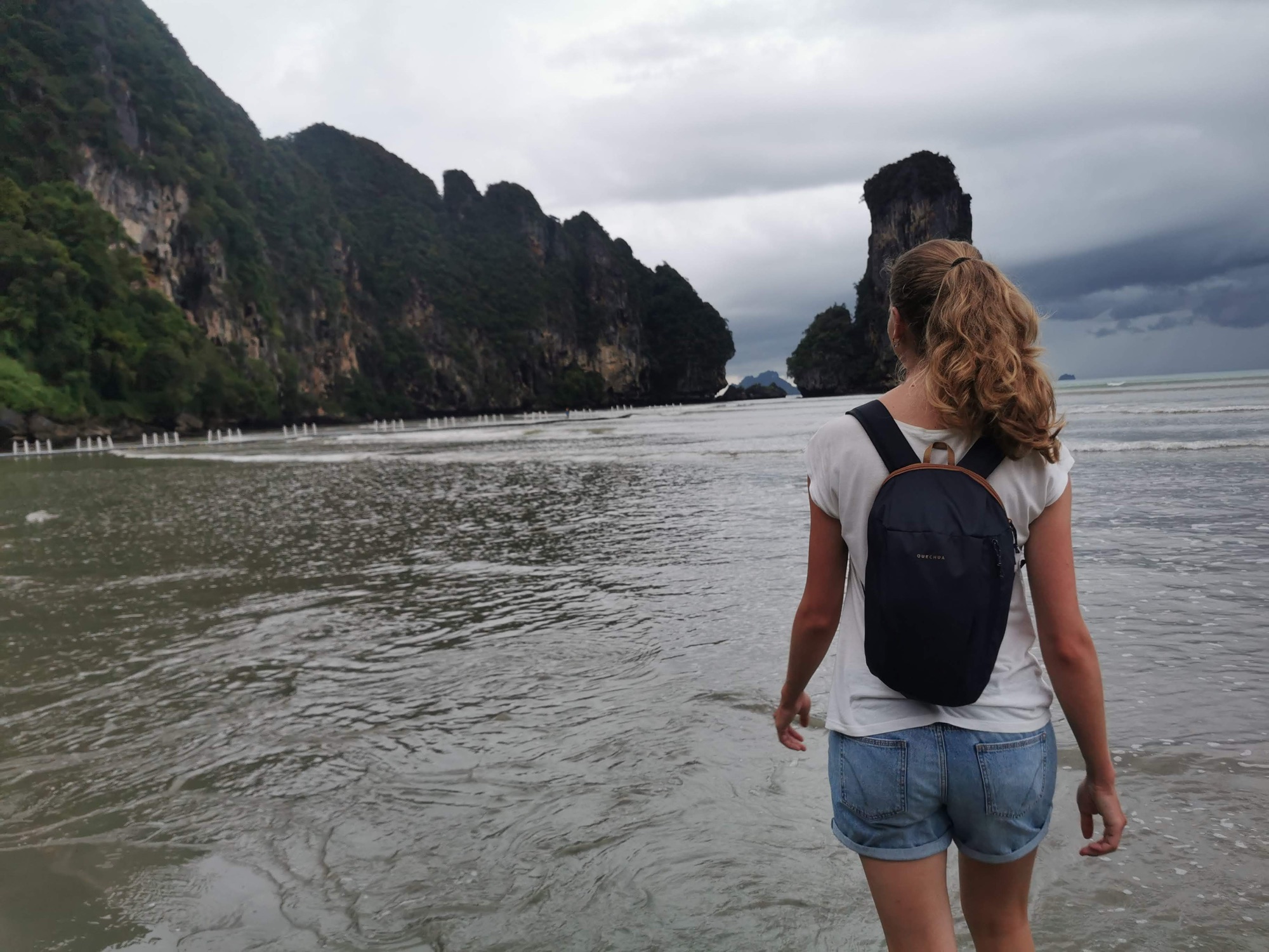 Laura en la orilla frente a las formaciones kársticas de la costa de Ao Nang, en Krabi