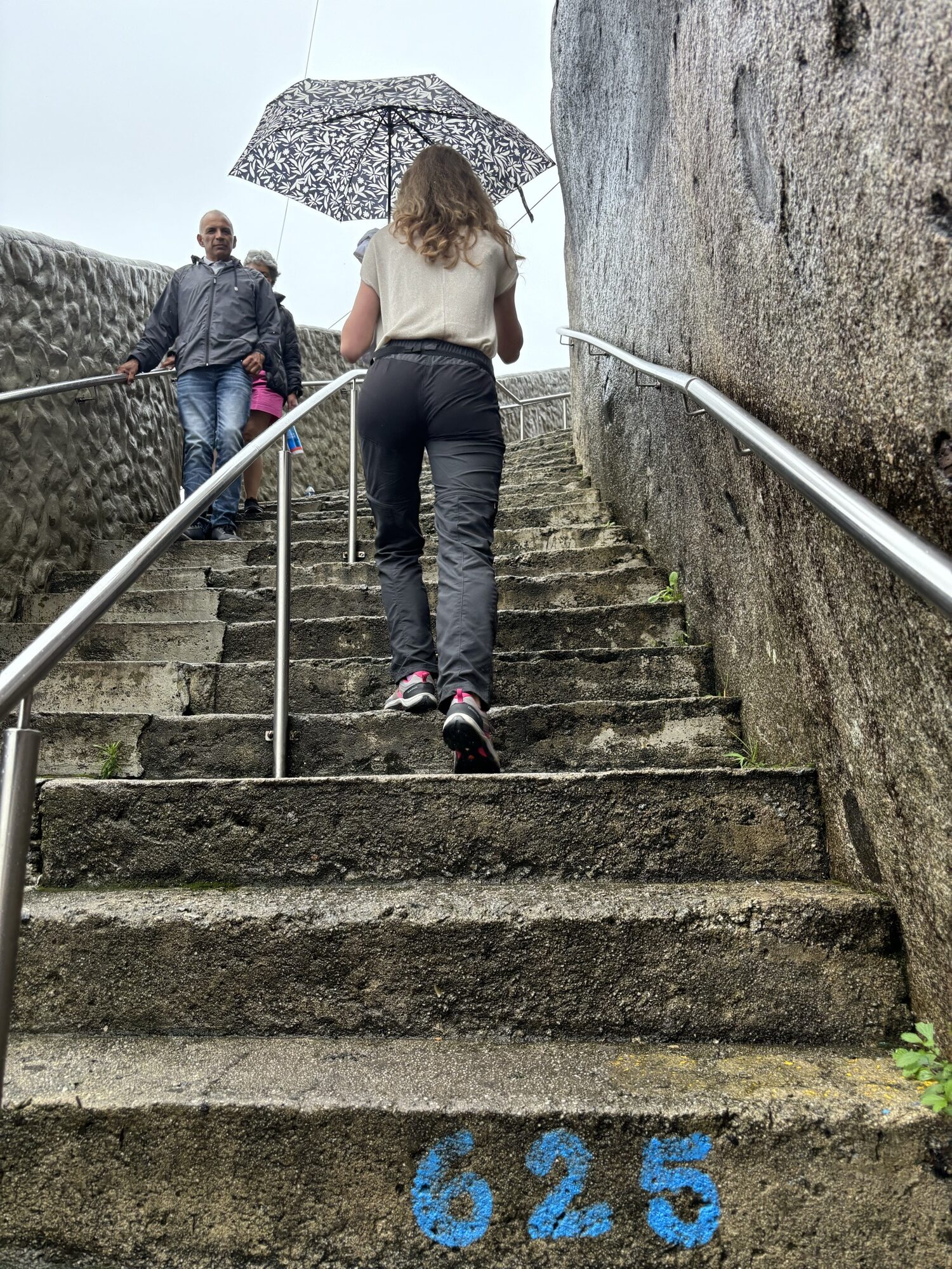 Laura subiendo la escalera de la Piedra del Peñol a la altura del escalón 625 de los 740