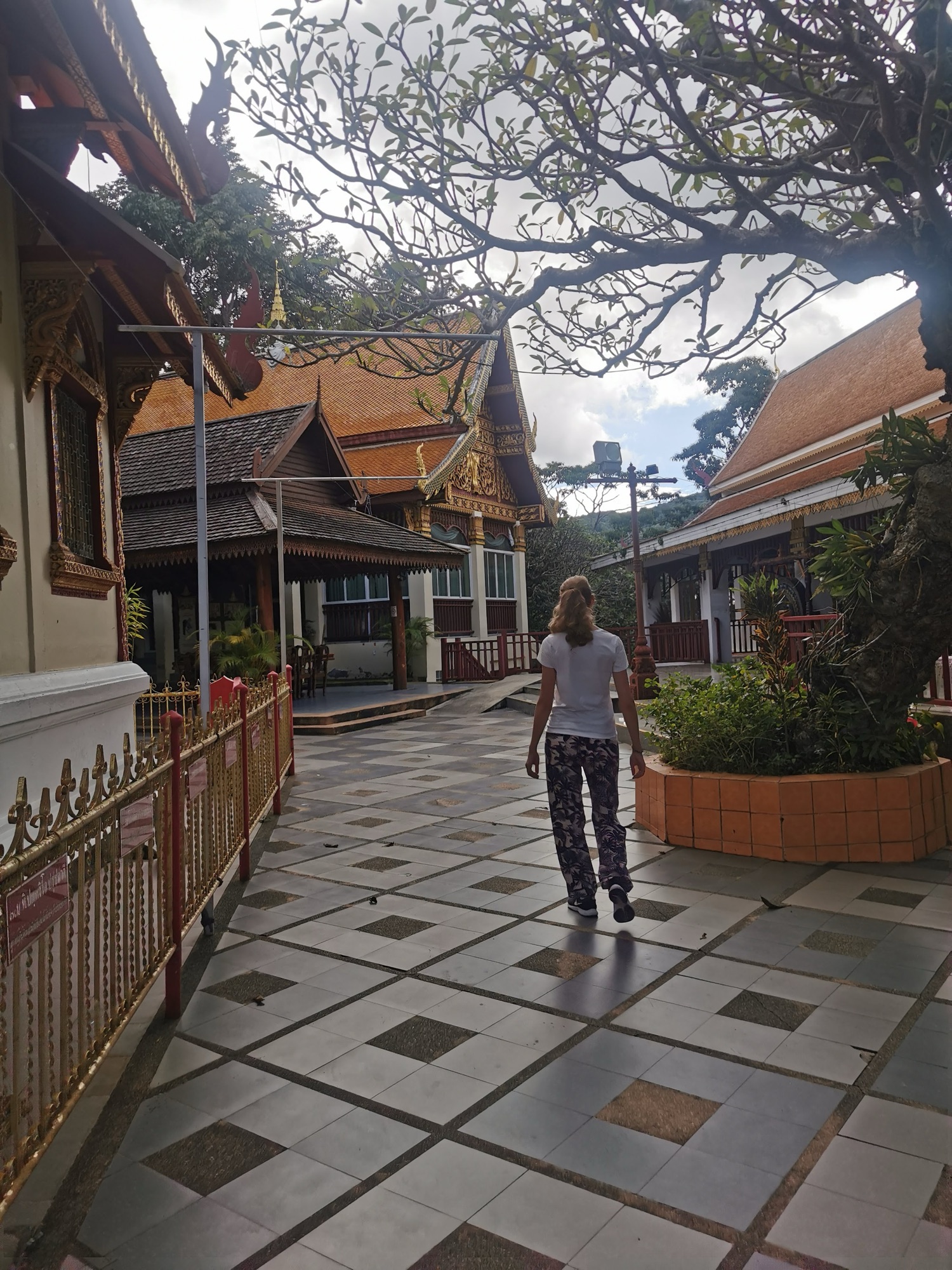 Laura caminando por un patio de templo en la montaña de Doi Suthep, en Chiang Mai