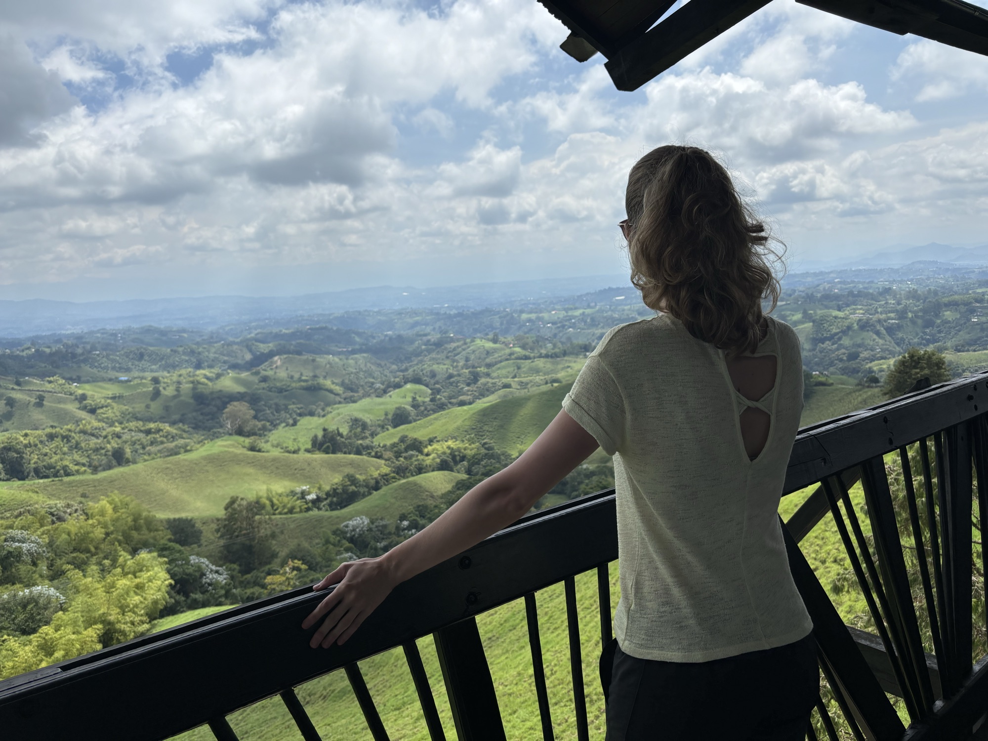 Laura contemplando las colinas cafeteras del Quindío desde el mirador Colina Iluminada de Filandia