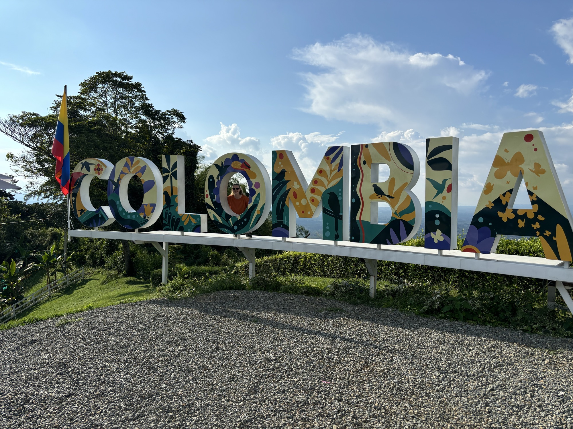 Letras gigantes de COLOMBIA decoradas en el mirador de Buenavista, en el Quindío