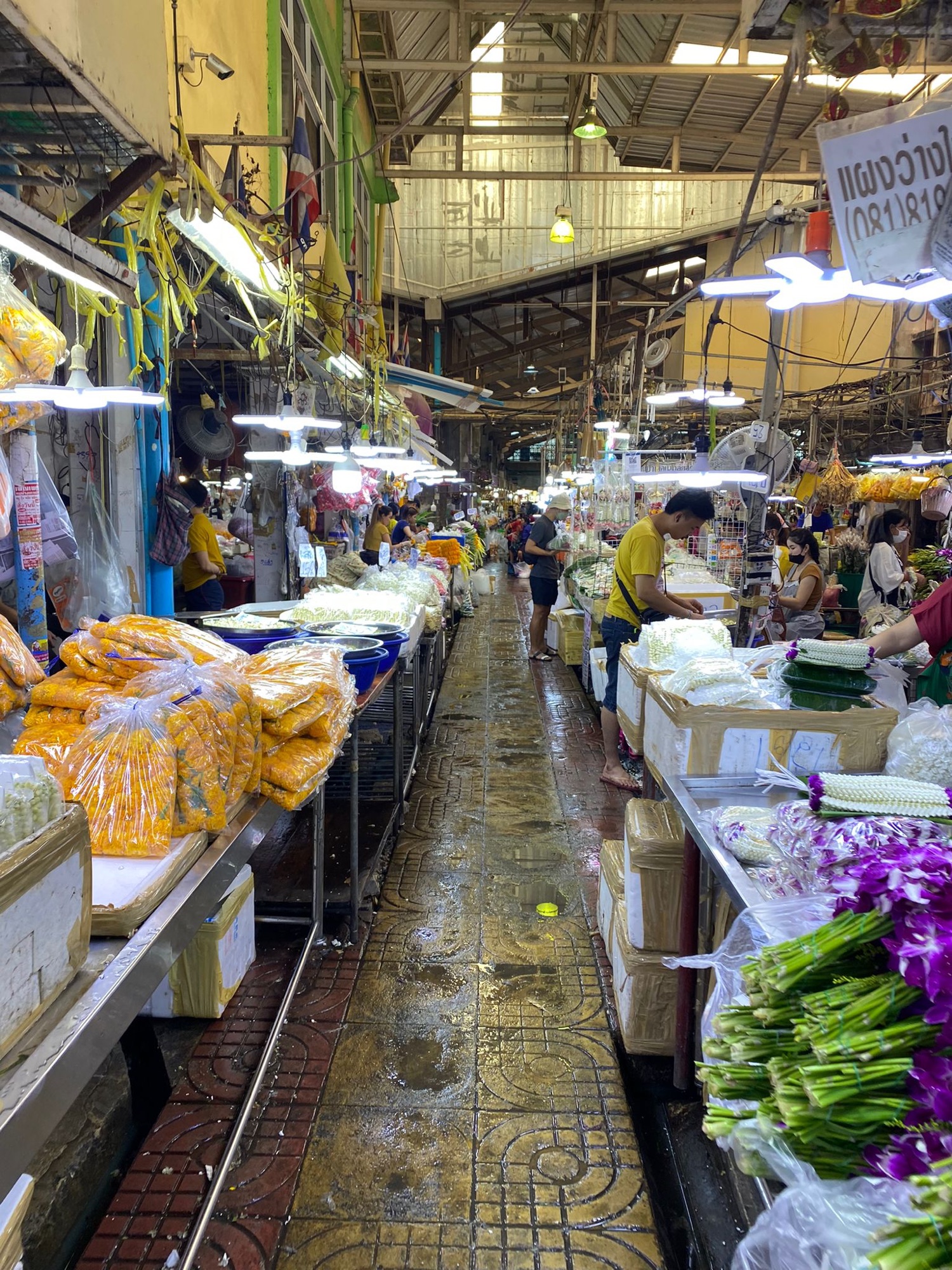 Puestos de flores y guirnaldas en el mercado de las flores Pak Khlong Talat de Bangkok