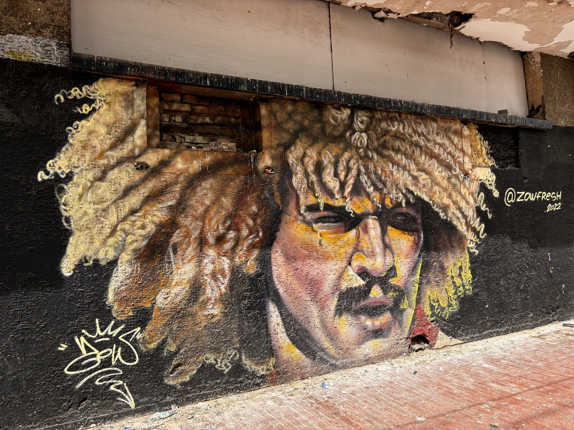 Mural del Pibe Valderrama, futbolista samario, en una calle de Santa Marta