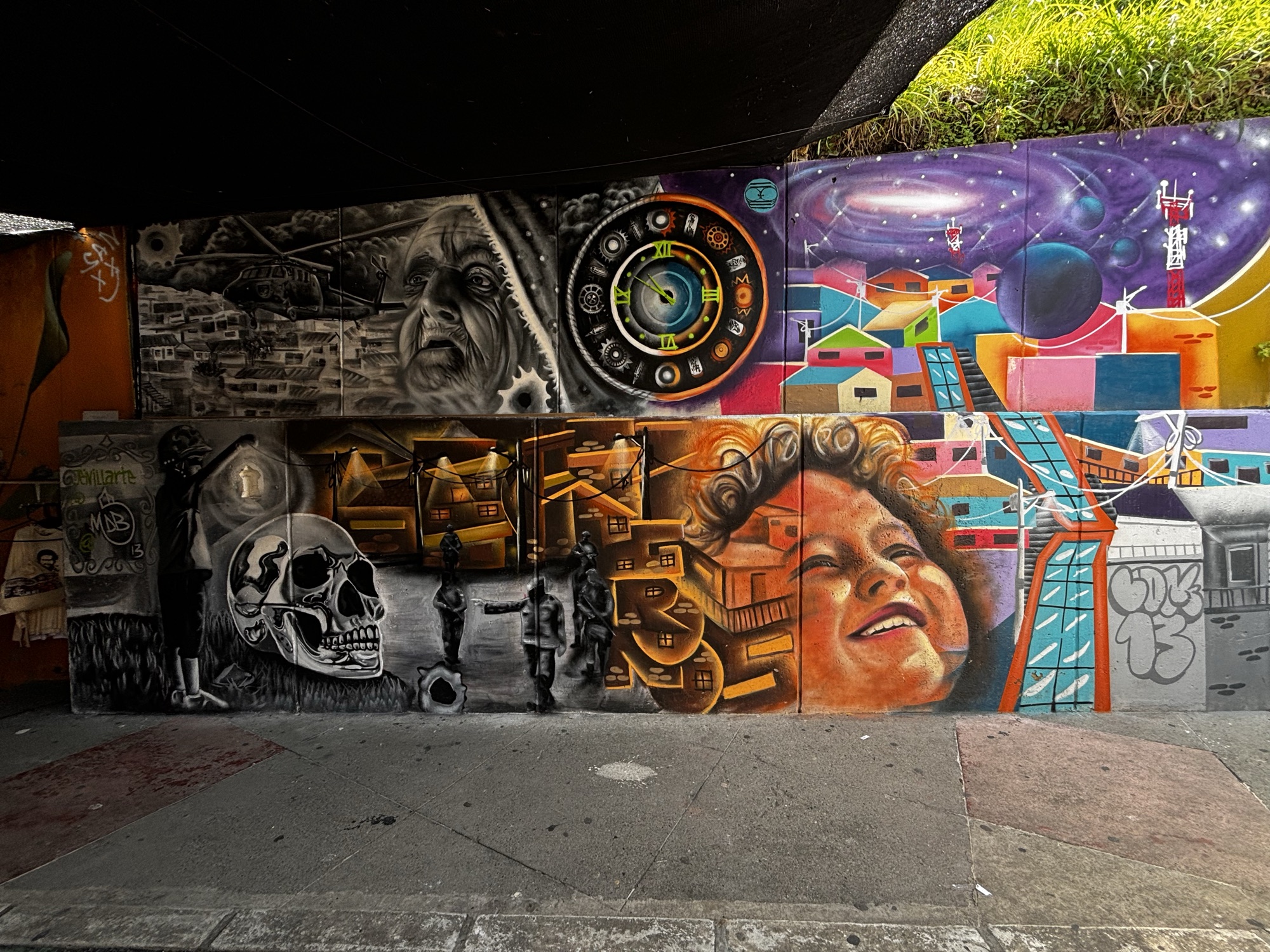 Murales de graffiti con rostros y calaveras en las calles de la Comuna 13 de Medellín