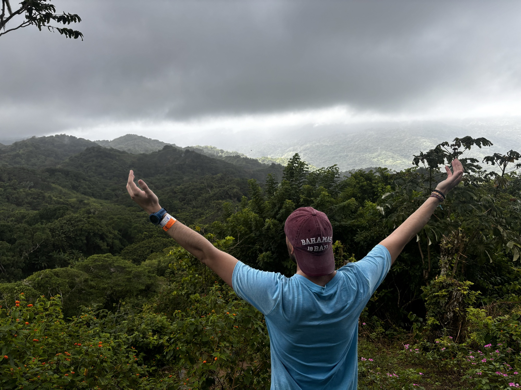 Pablo con los brazos en alto en el mirador La Cima, en el camino a Playa Brava del Parque Tayrona