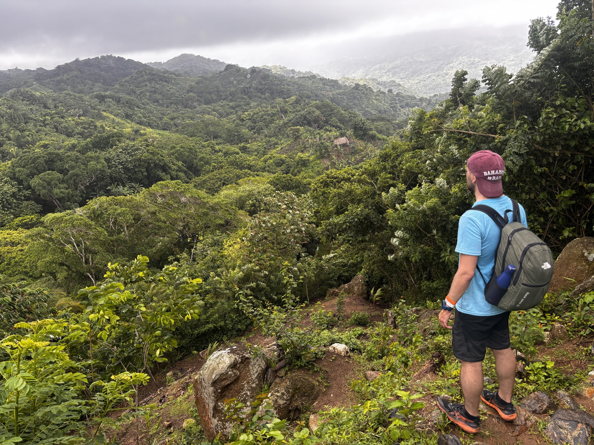 Pablo contemplando la selva del Parque Tayrona desde el mirador La Cima