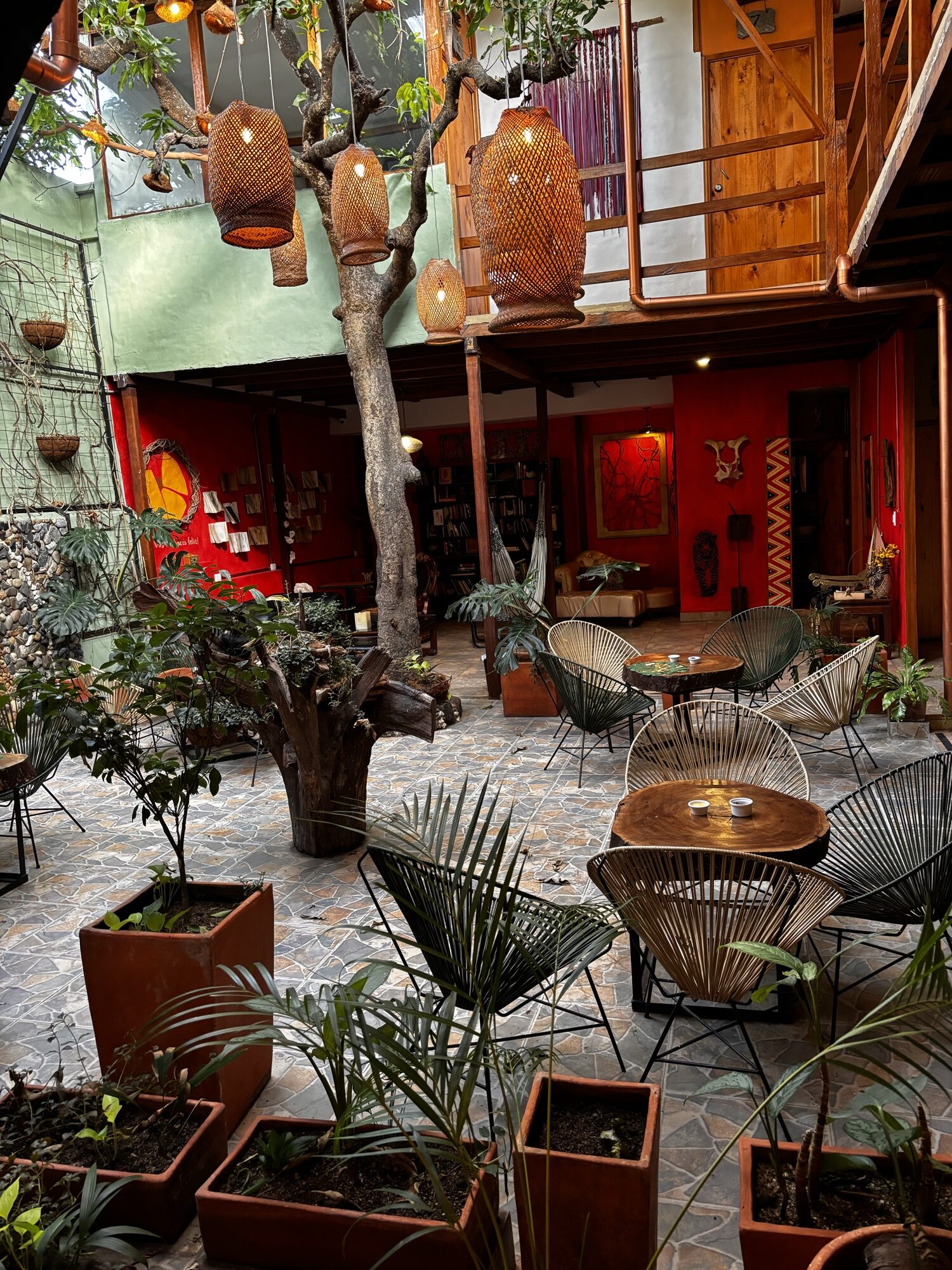 Patio con plantas y lámparas de mimbre del alojamiento Refugio del Jaguar en Medellín