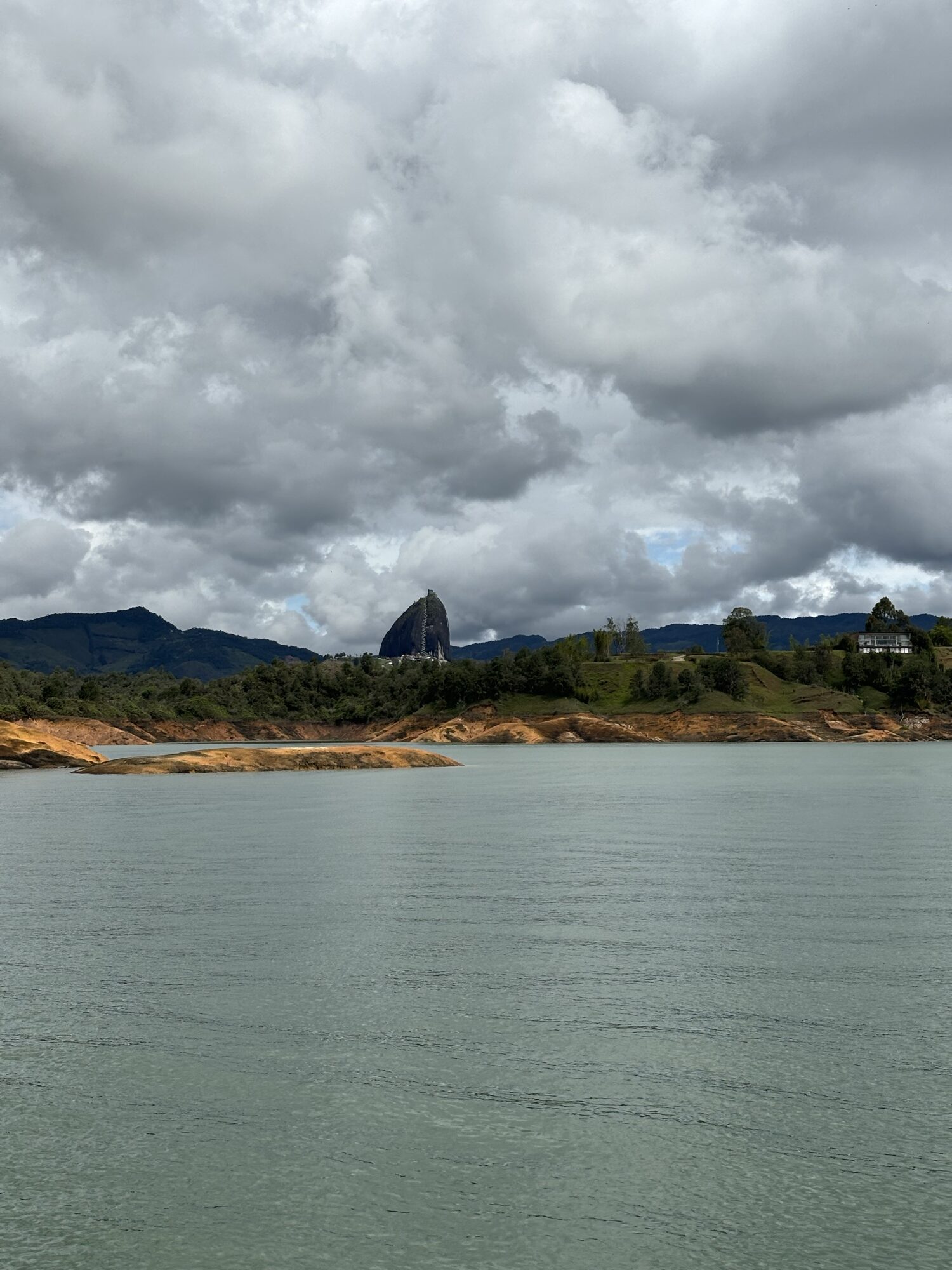 La Piedra del Peñol asomando en el horizonte desde el embalse de Guatapé