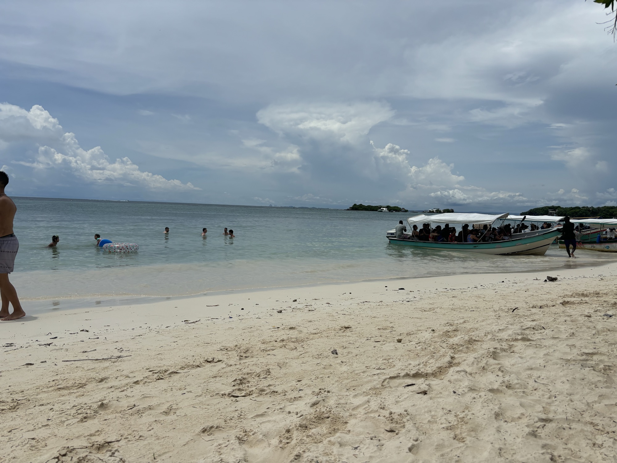 Playa de arena blanca y aguas tranquilas en Isla Grande, Islas del Rosario
