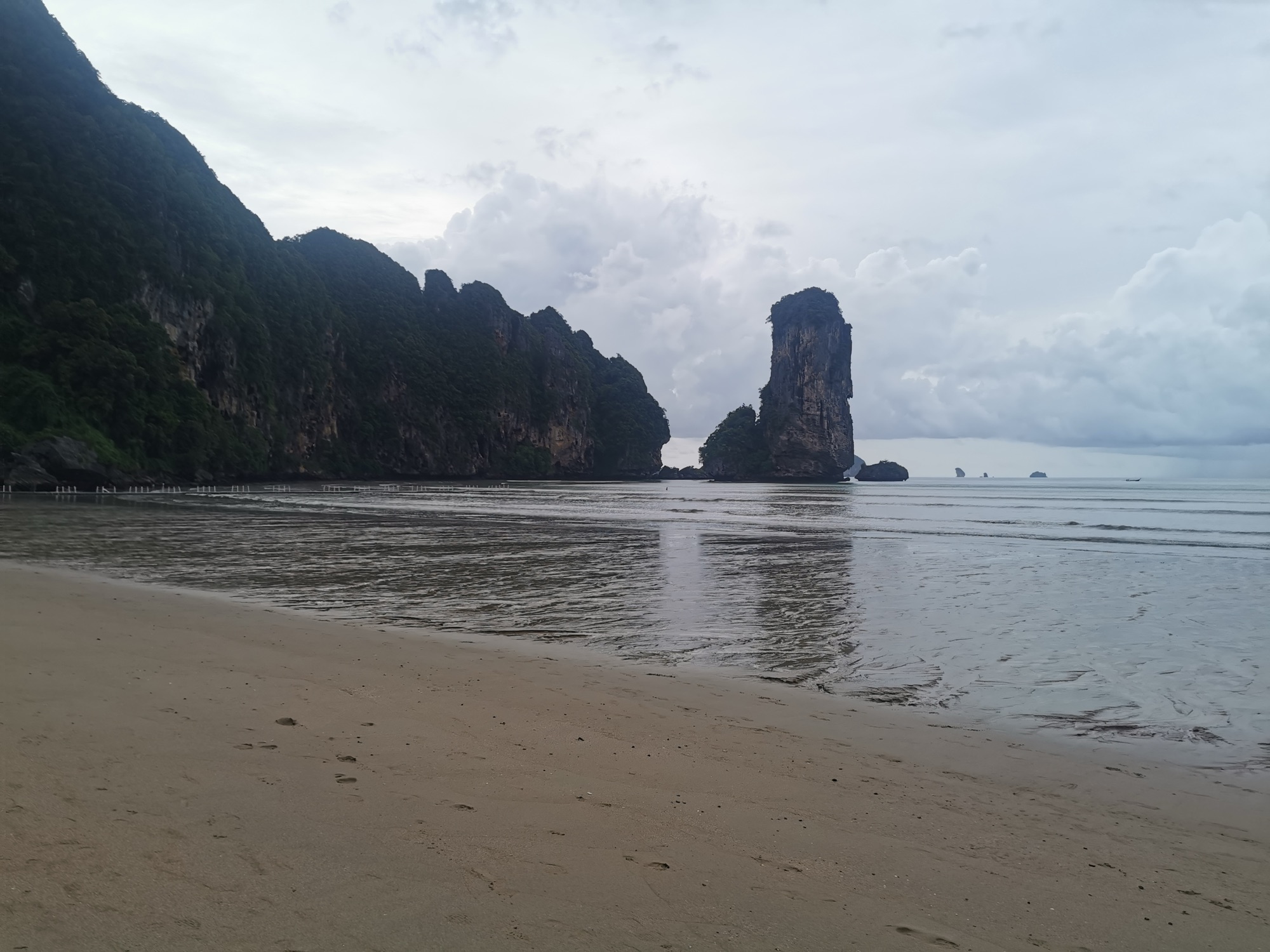 Playa con formaciones kársticas al final del Monkey Trail de Ao Nang