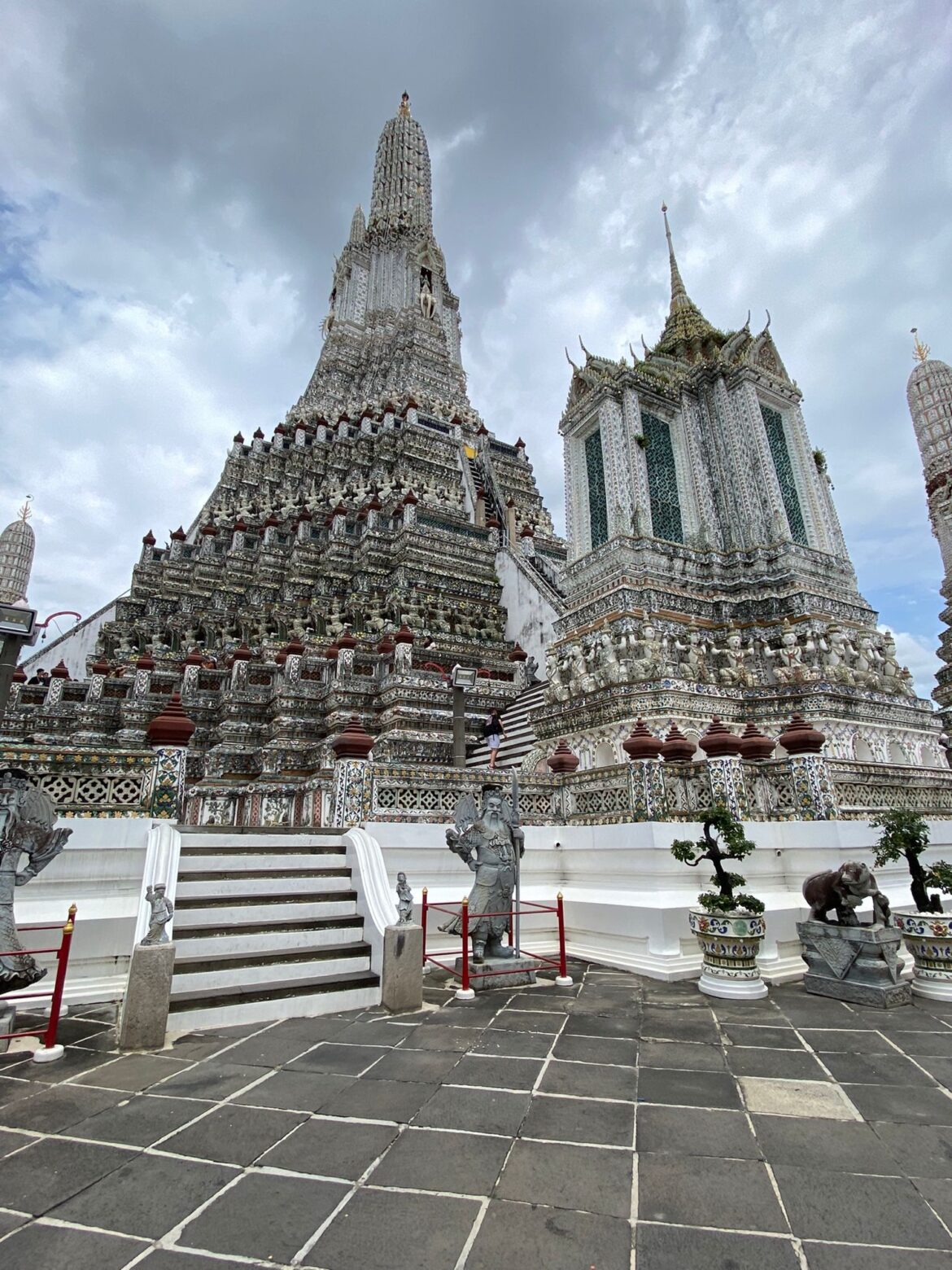 El Wat Arun, el Templo del Amanecer, con sus torres cubiertas de cerámica en Bangkok