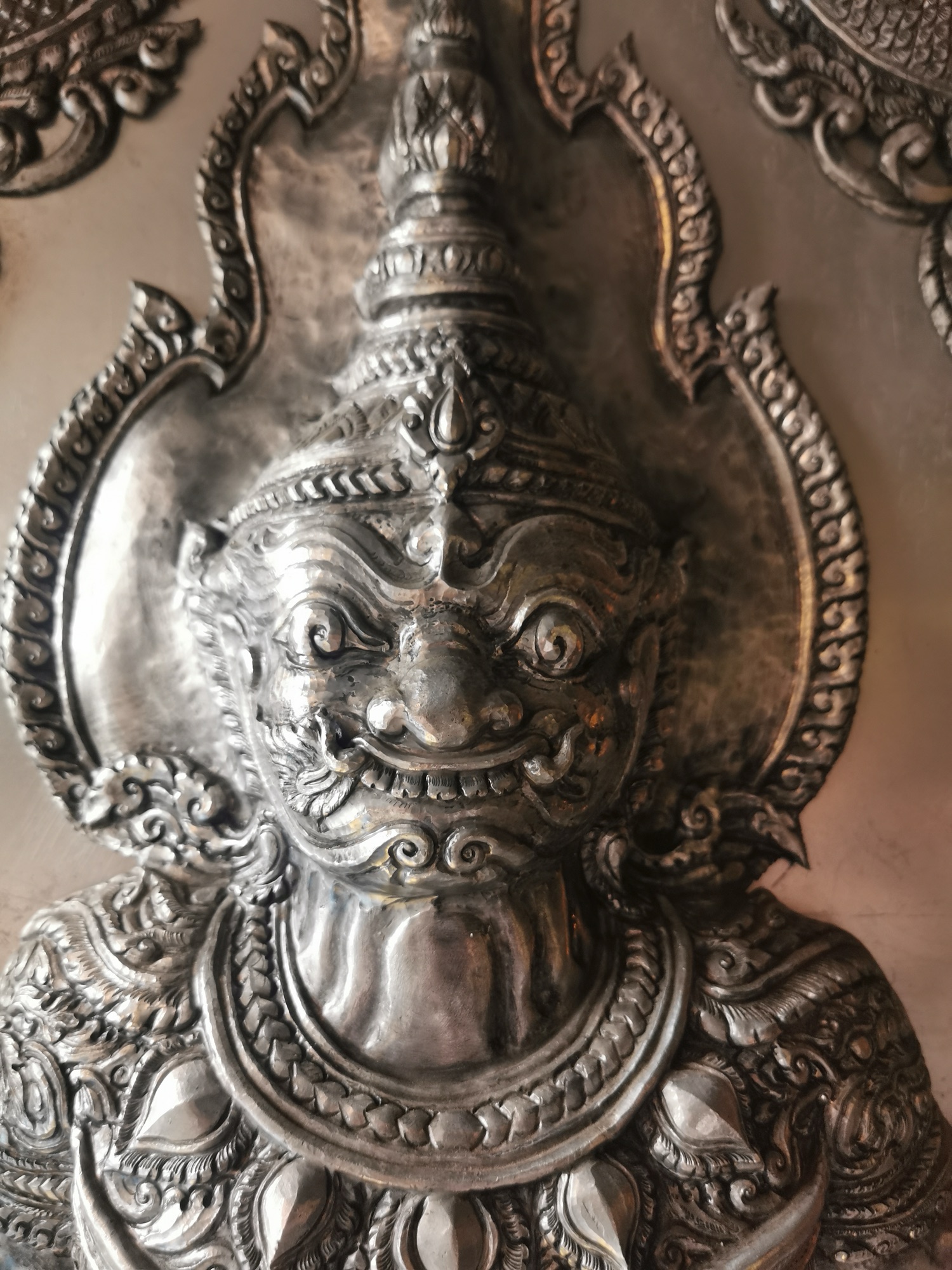 Relieve de plata con un guardián del Wat Sri Suphan