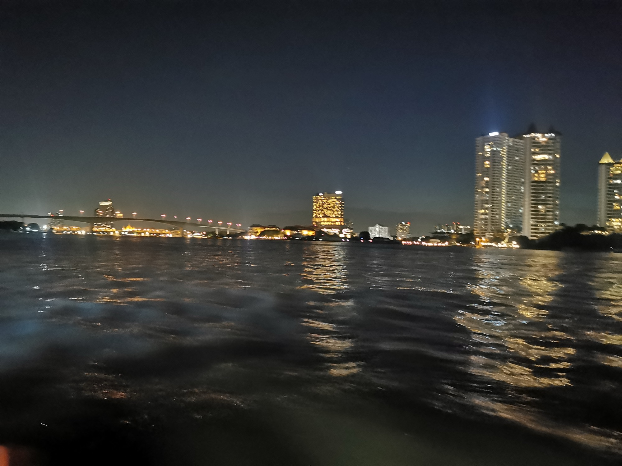 El río Chao Phraya de noche con las luces de Bangkok